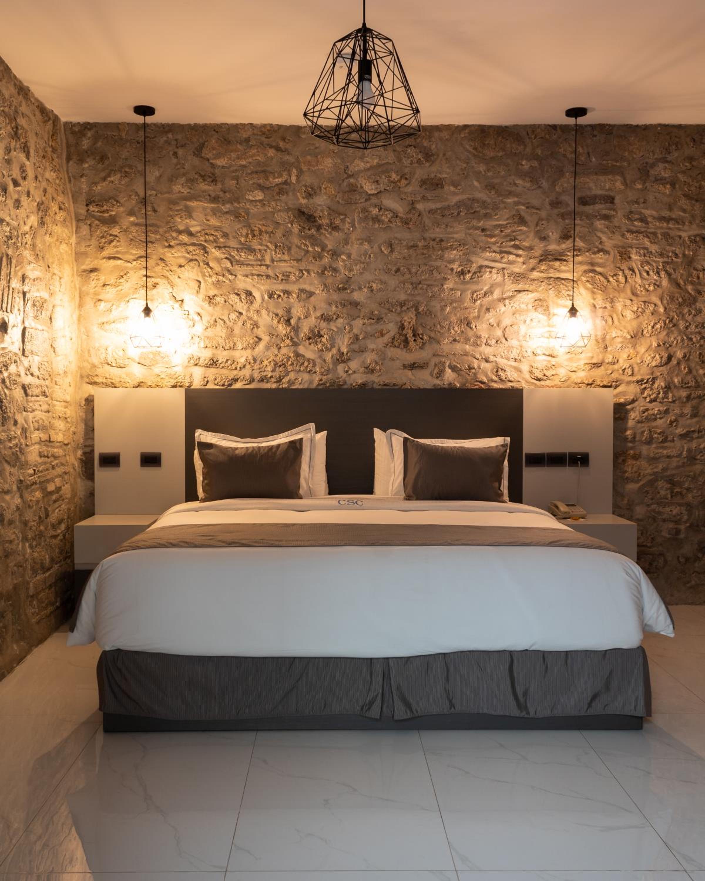 Deluxe King Suite - Photo 13