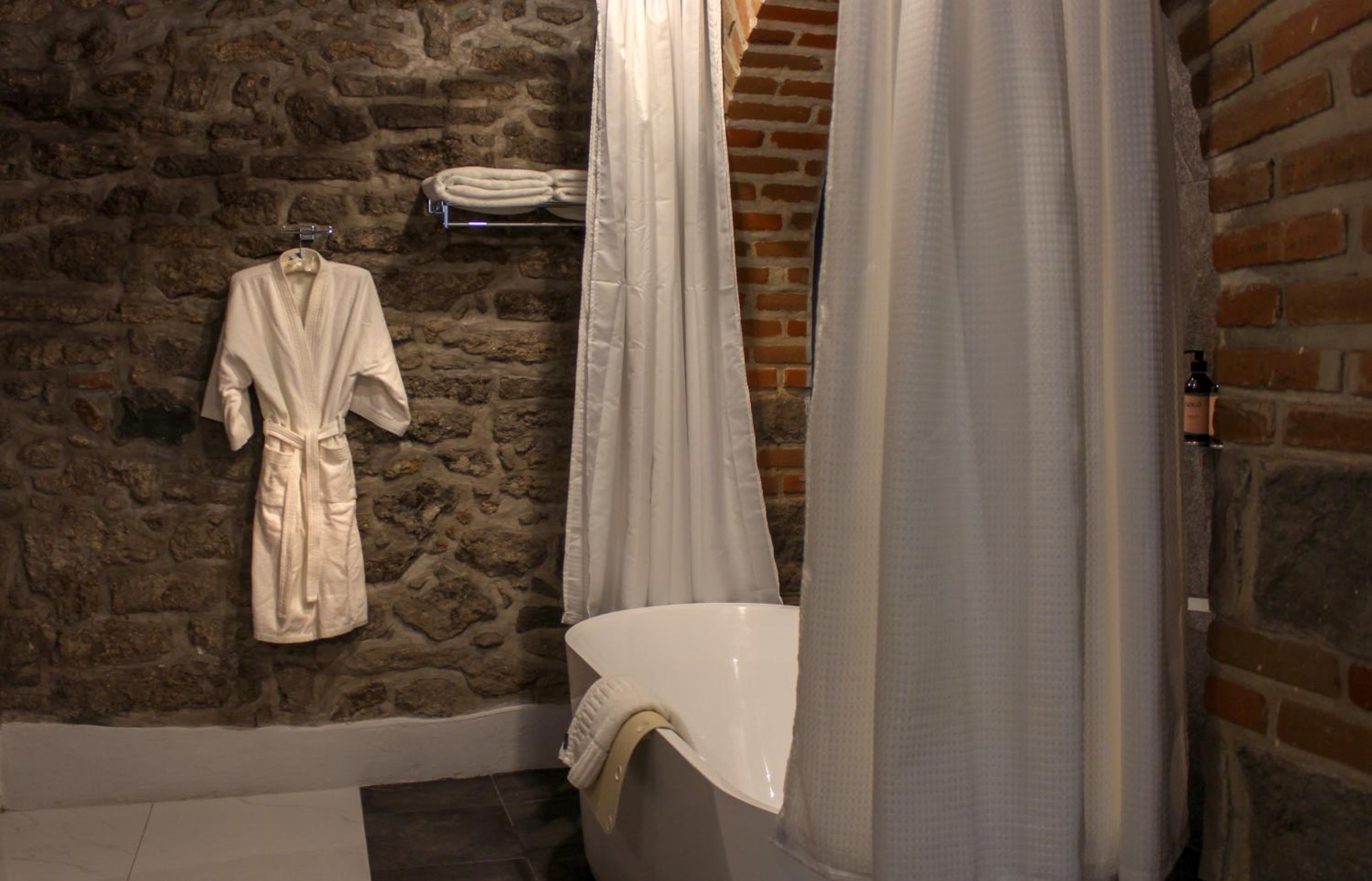 Deluxe King Suite - Photo 12