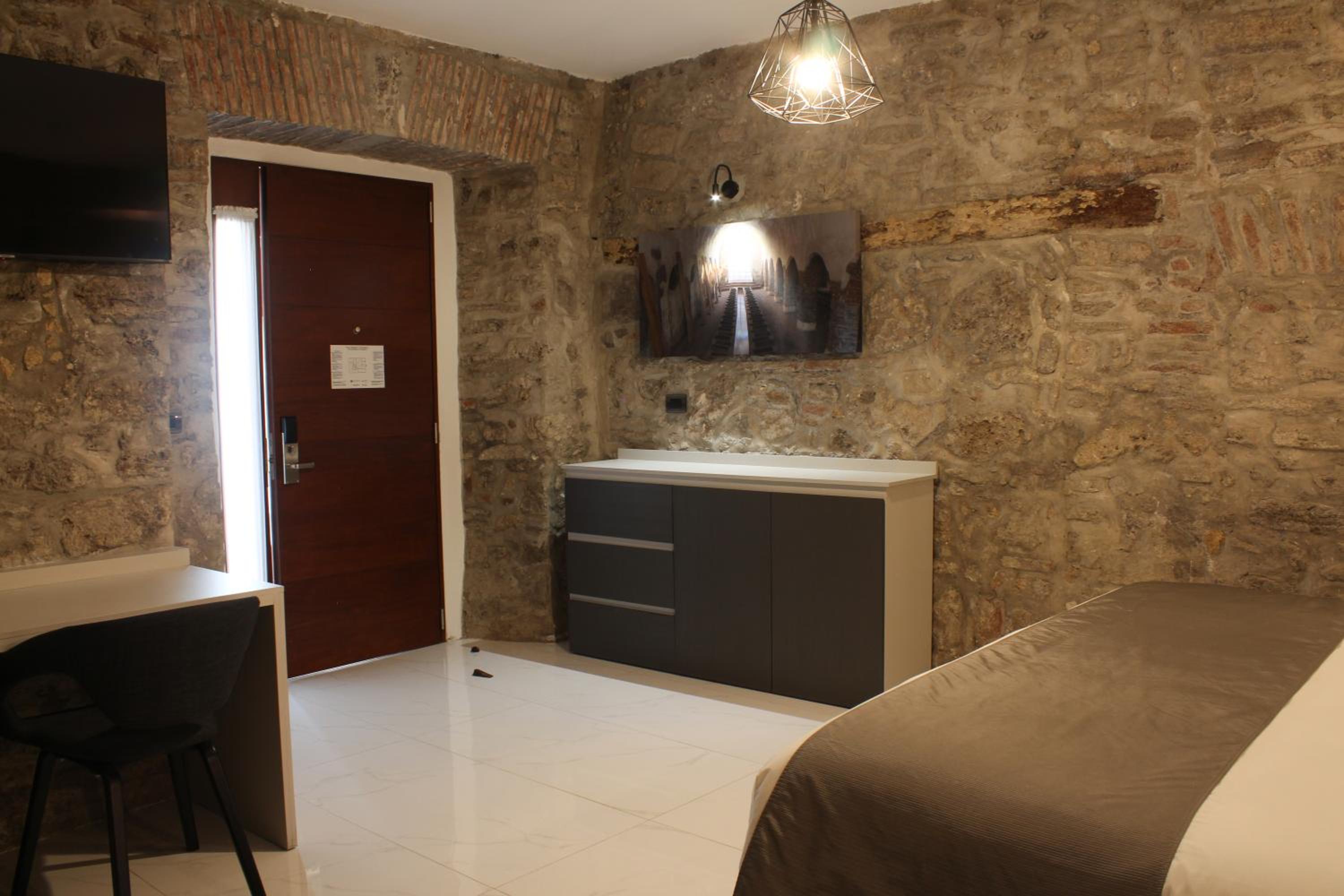 Deluxe King Suite - Photo 11