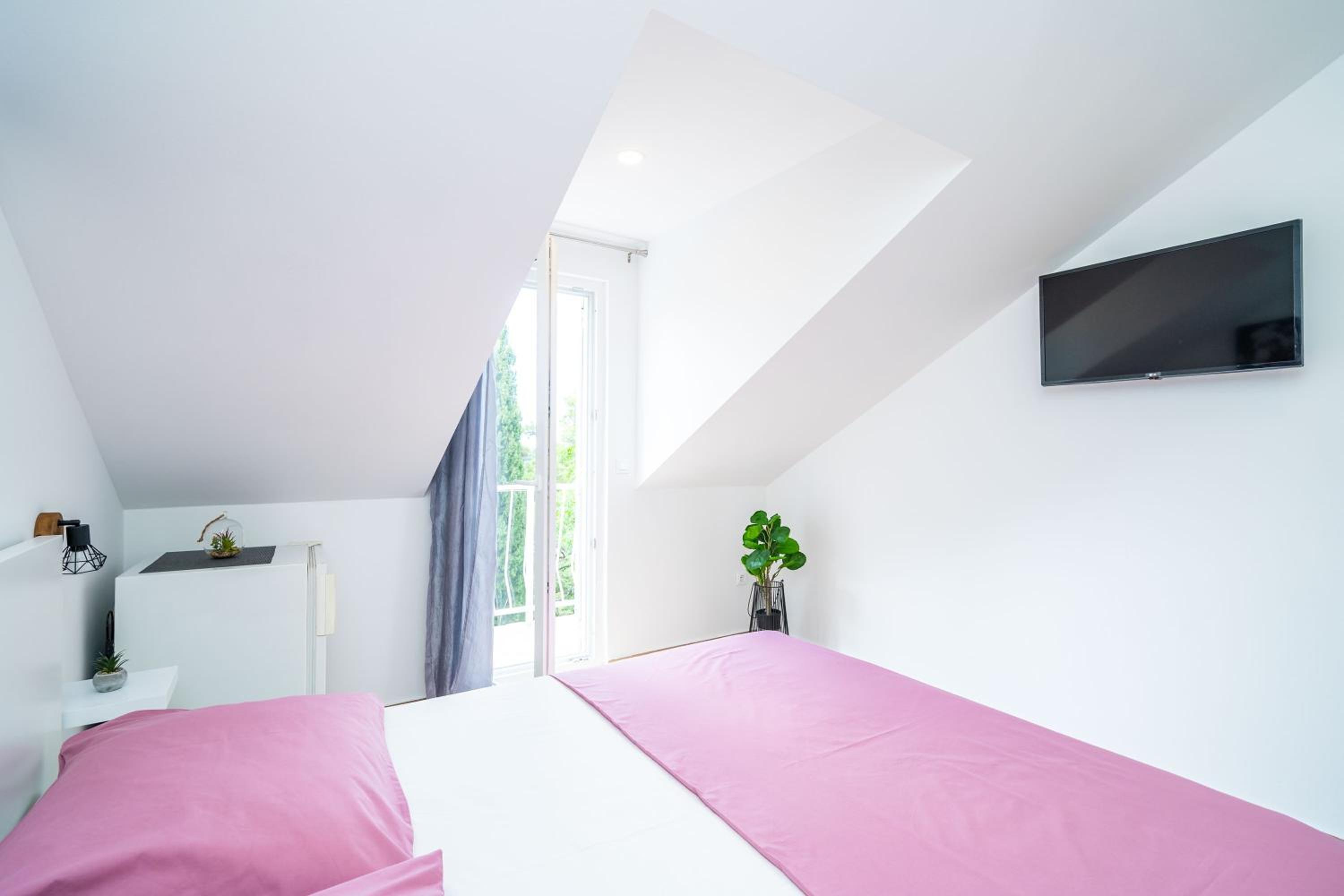 Superior Double or Twin Room with Balcony and Partial Sea View photo 2