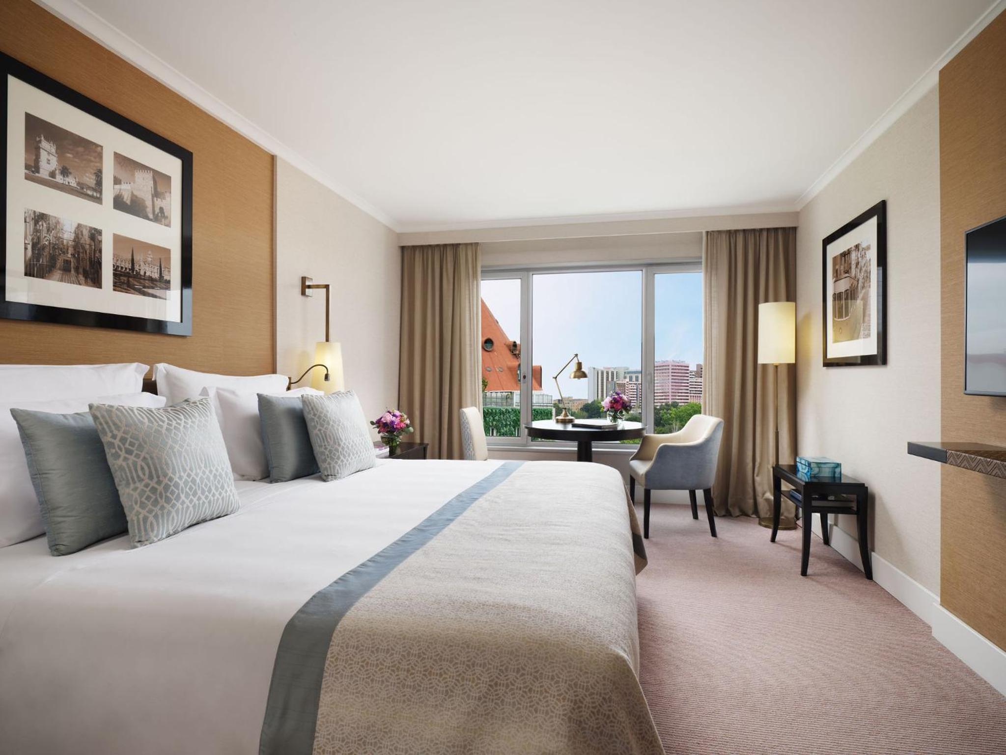Deluxe King Room with City View - Photo 1