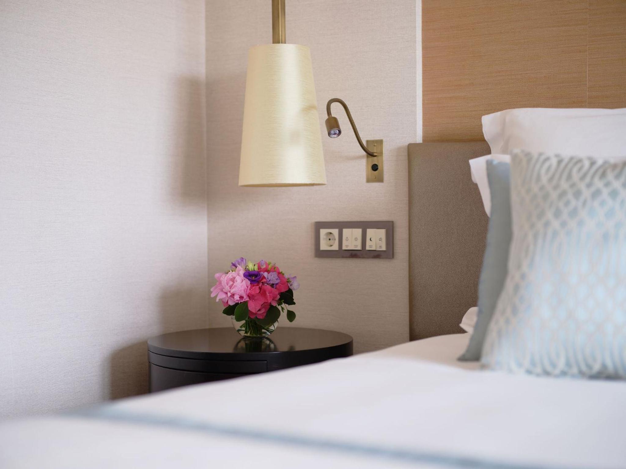 Deluxe King Room - Photo 5