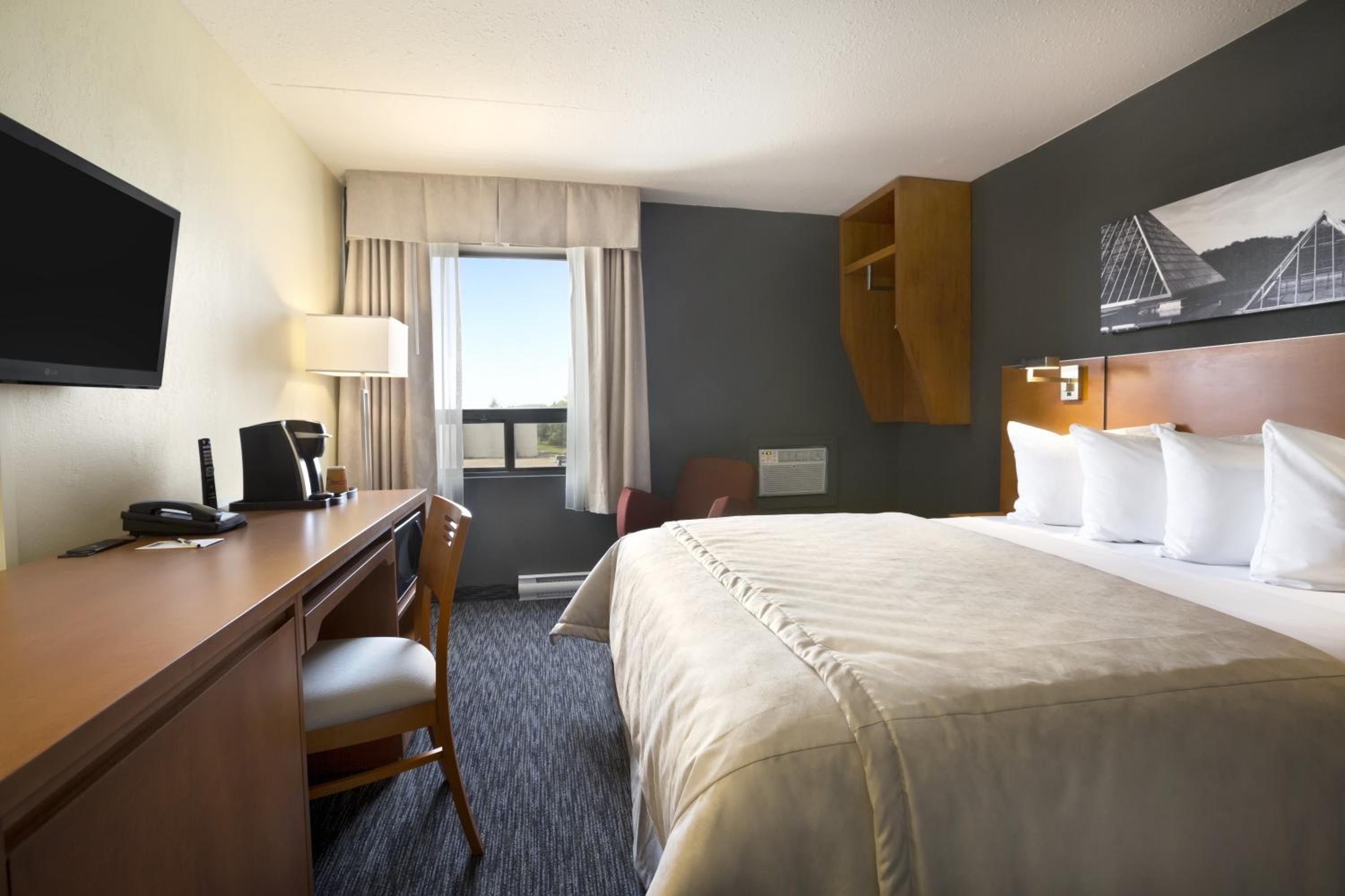 Deluxe King Room - Non-Smoking - Photo 1