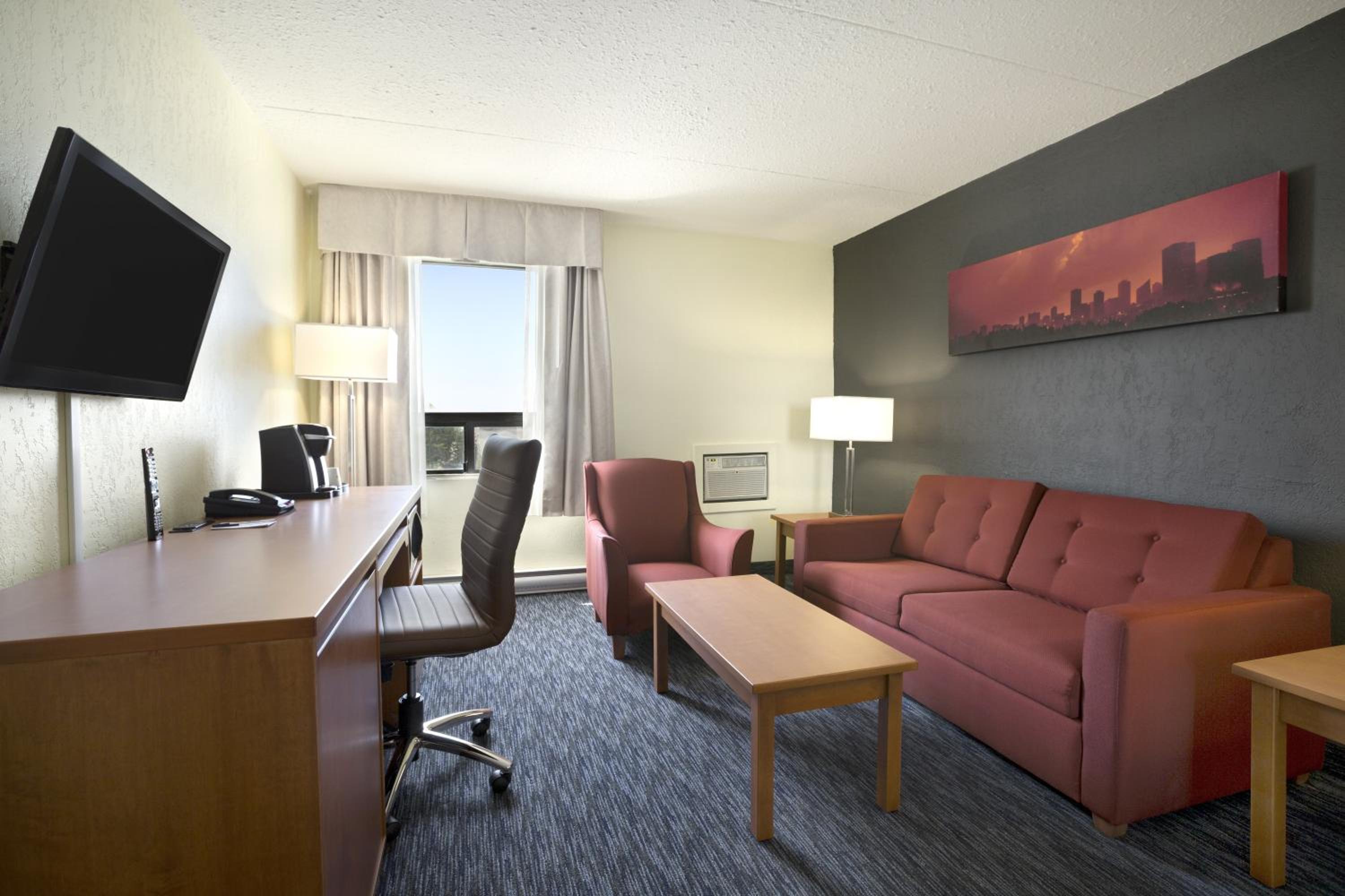 Deluxe King Suite - Non-Smoking - Photo 3