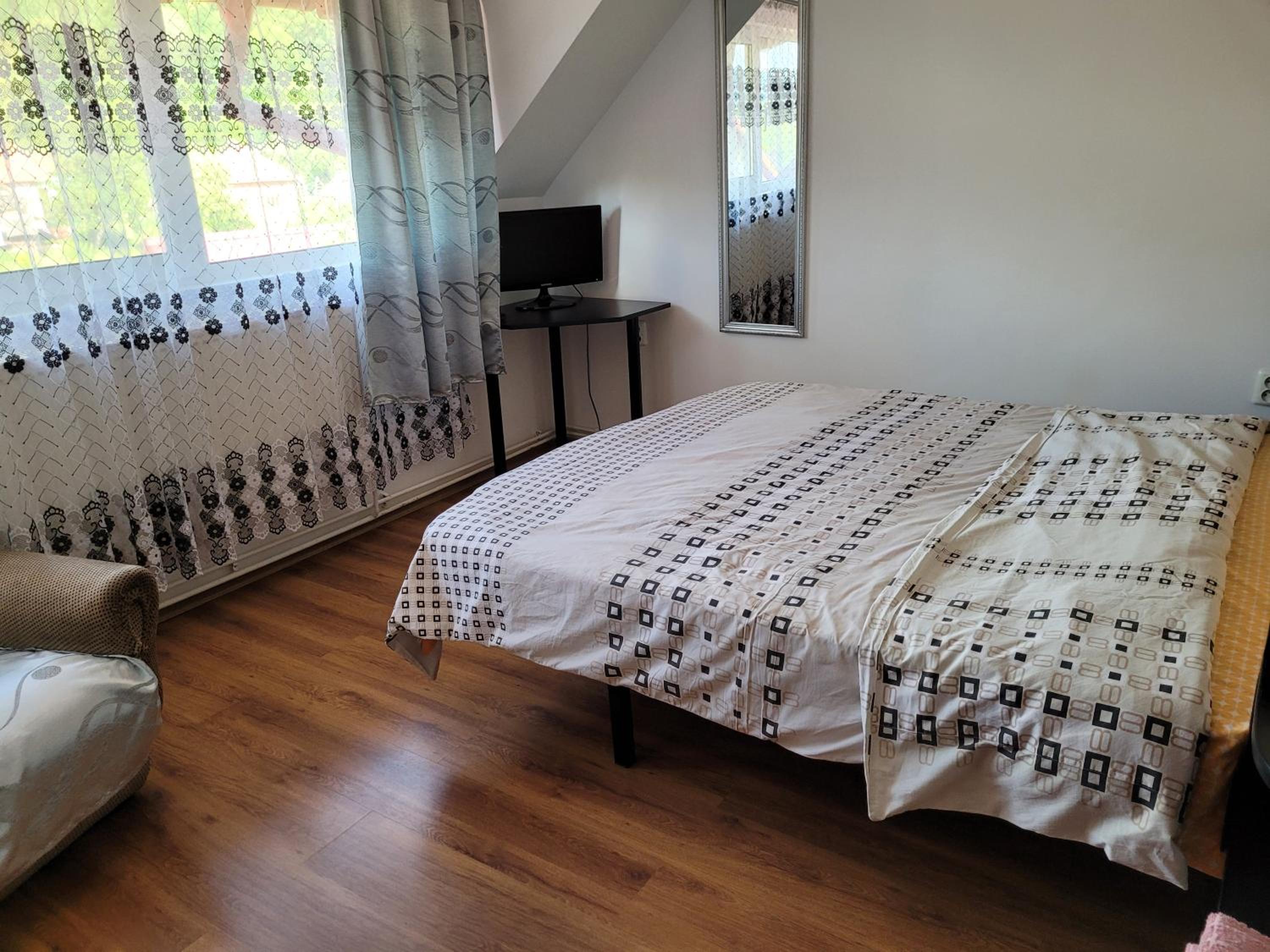Double Room with Private Bathroom - Photo 8