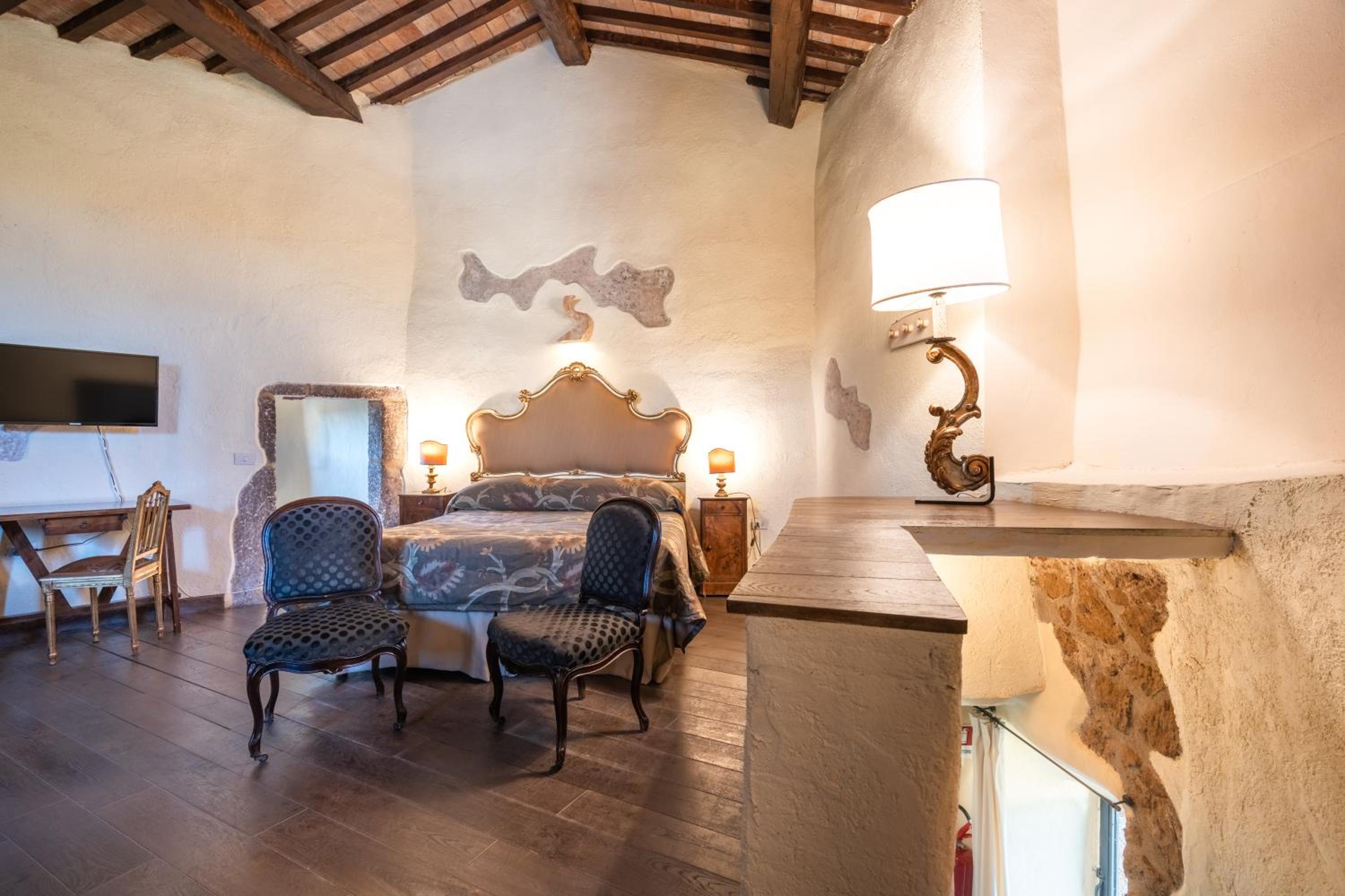 Suite - Photo 36