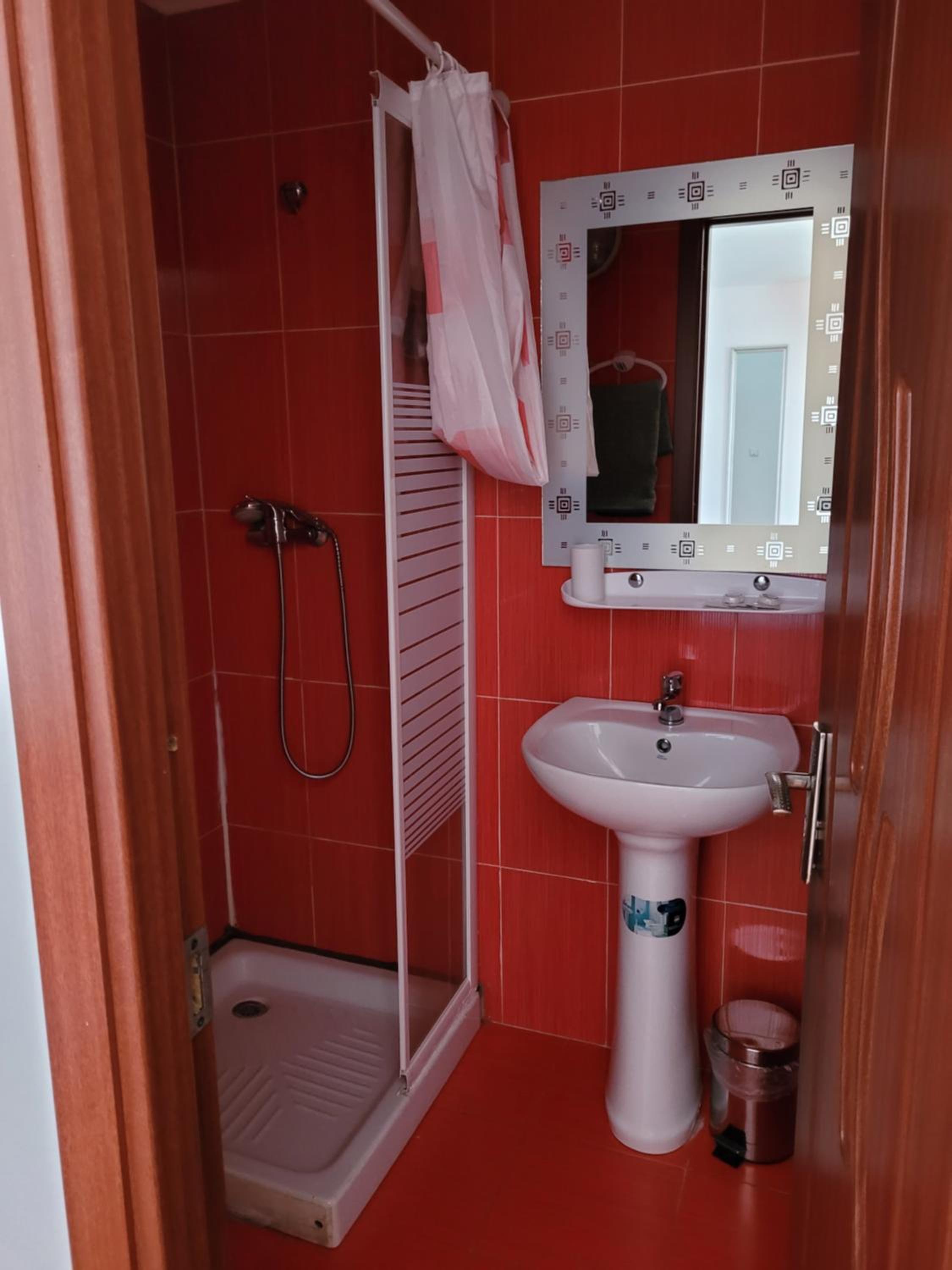 Double Room with Private Bathroom - Photo 2