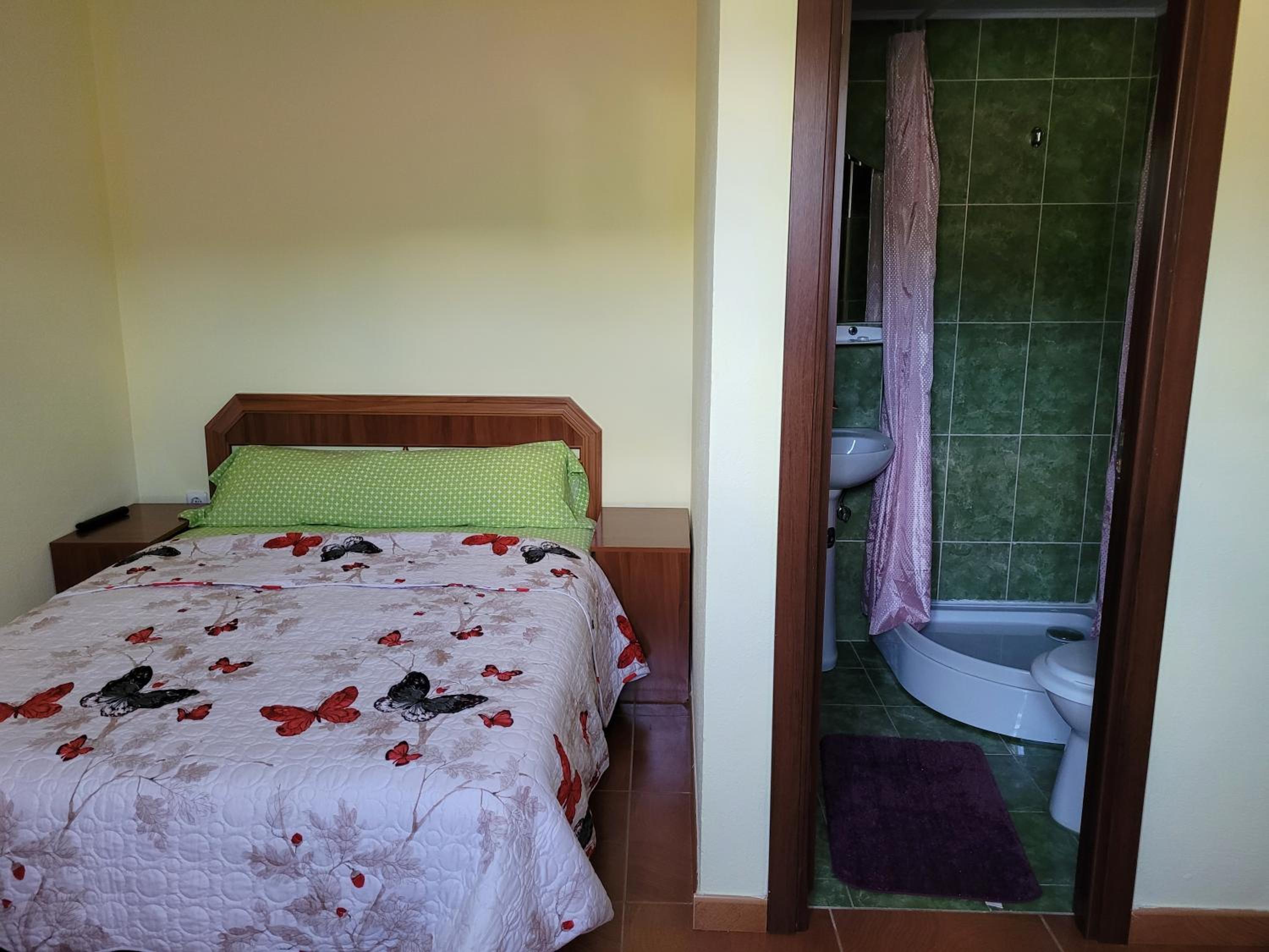 Double Room with Private Bathroom - Photo 3