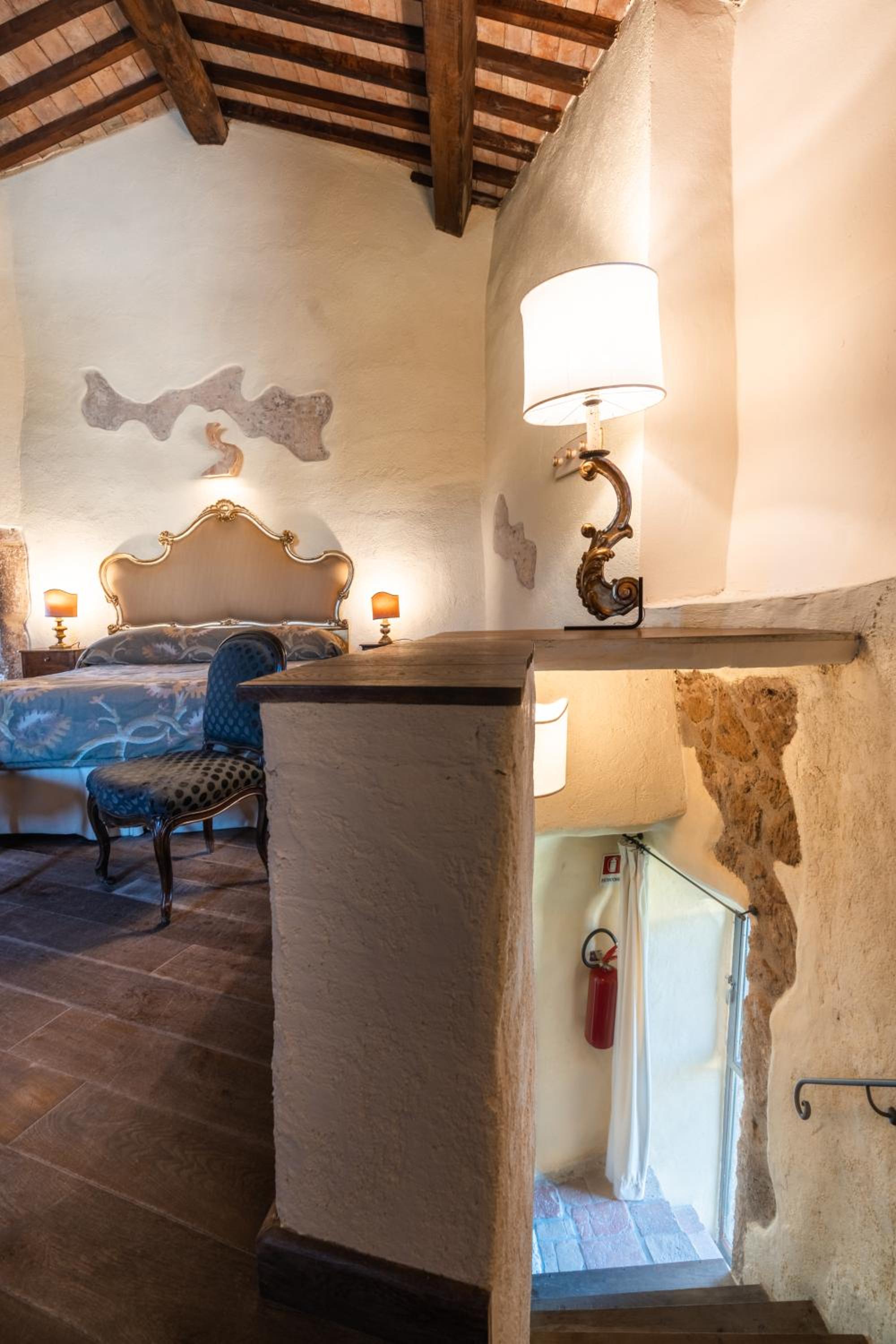 Suite - Photo 29