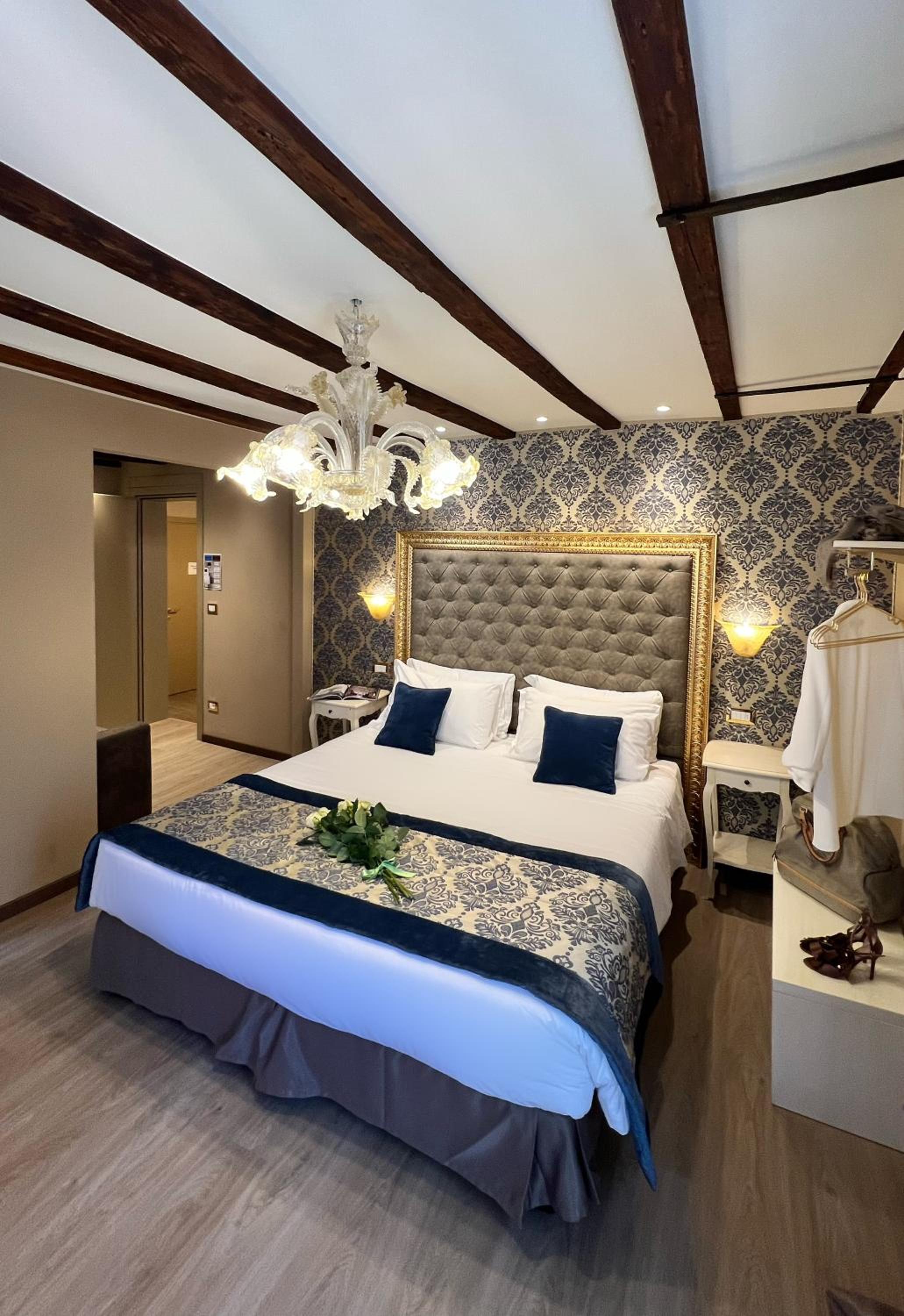 Deluxe room with Canal View photo 2