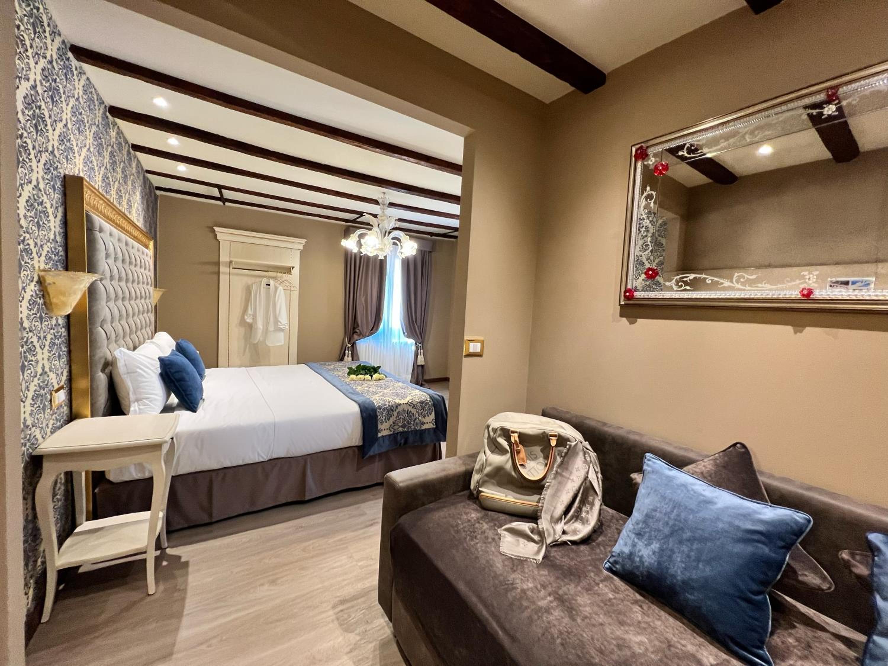 Deluxe room with Canal View photo 3