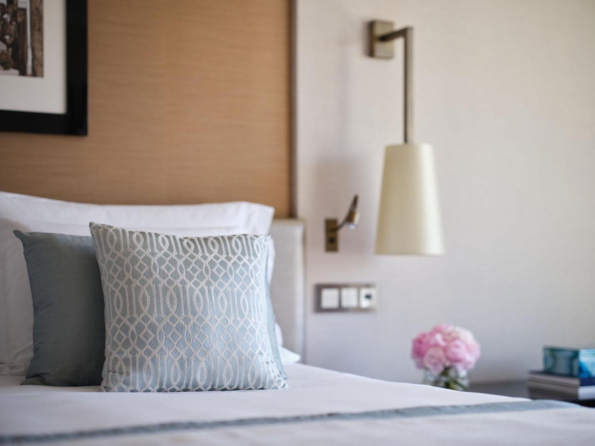 Deluxe King Room with City View - Photo 4