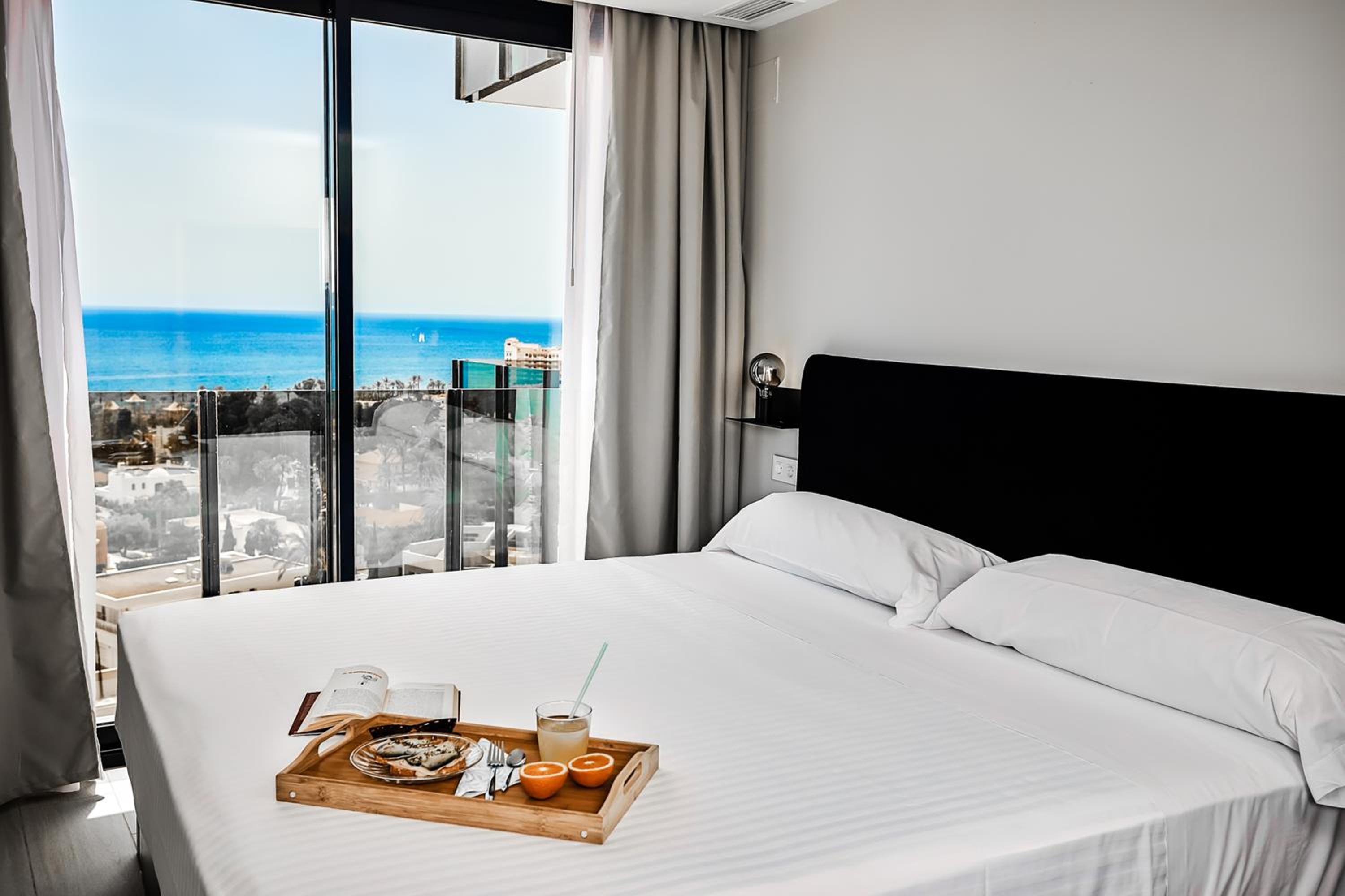 One-Bedroom Apartment with View - Photo 5