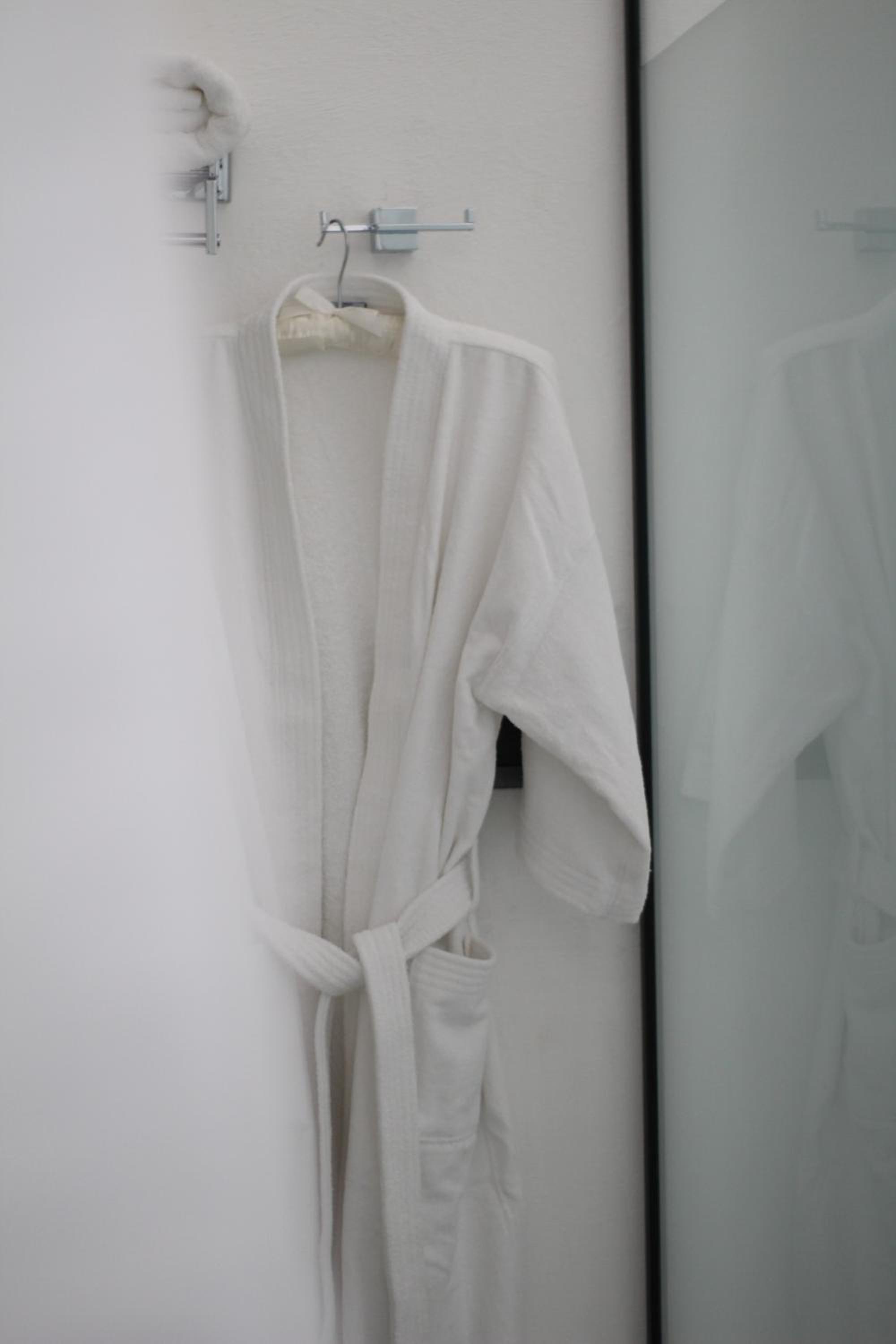 Deluxe King Suite - Photo 14