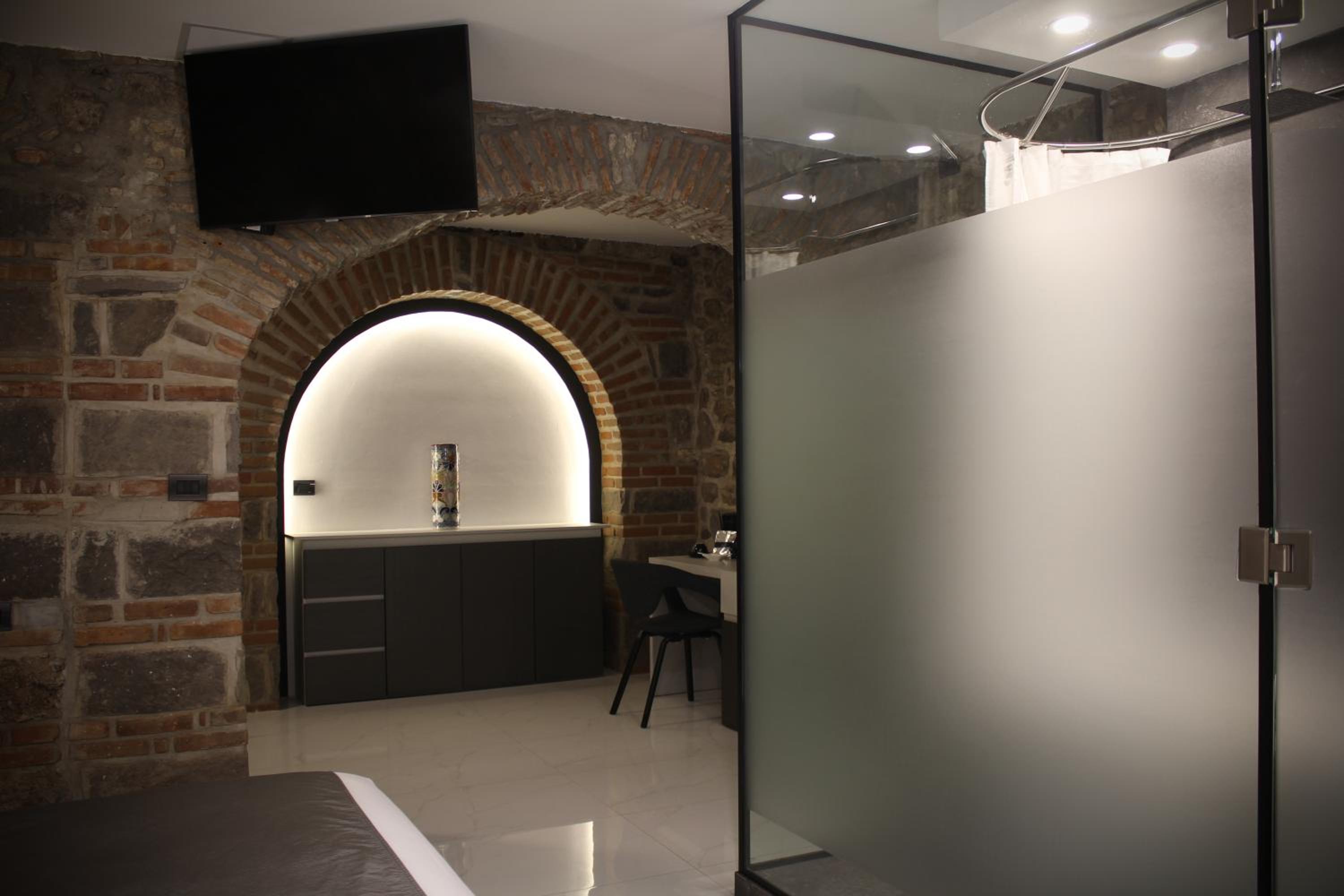 Deluxe King Suite - Photo 7