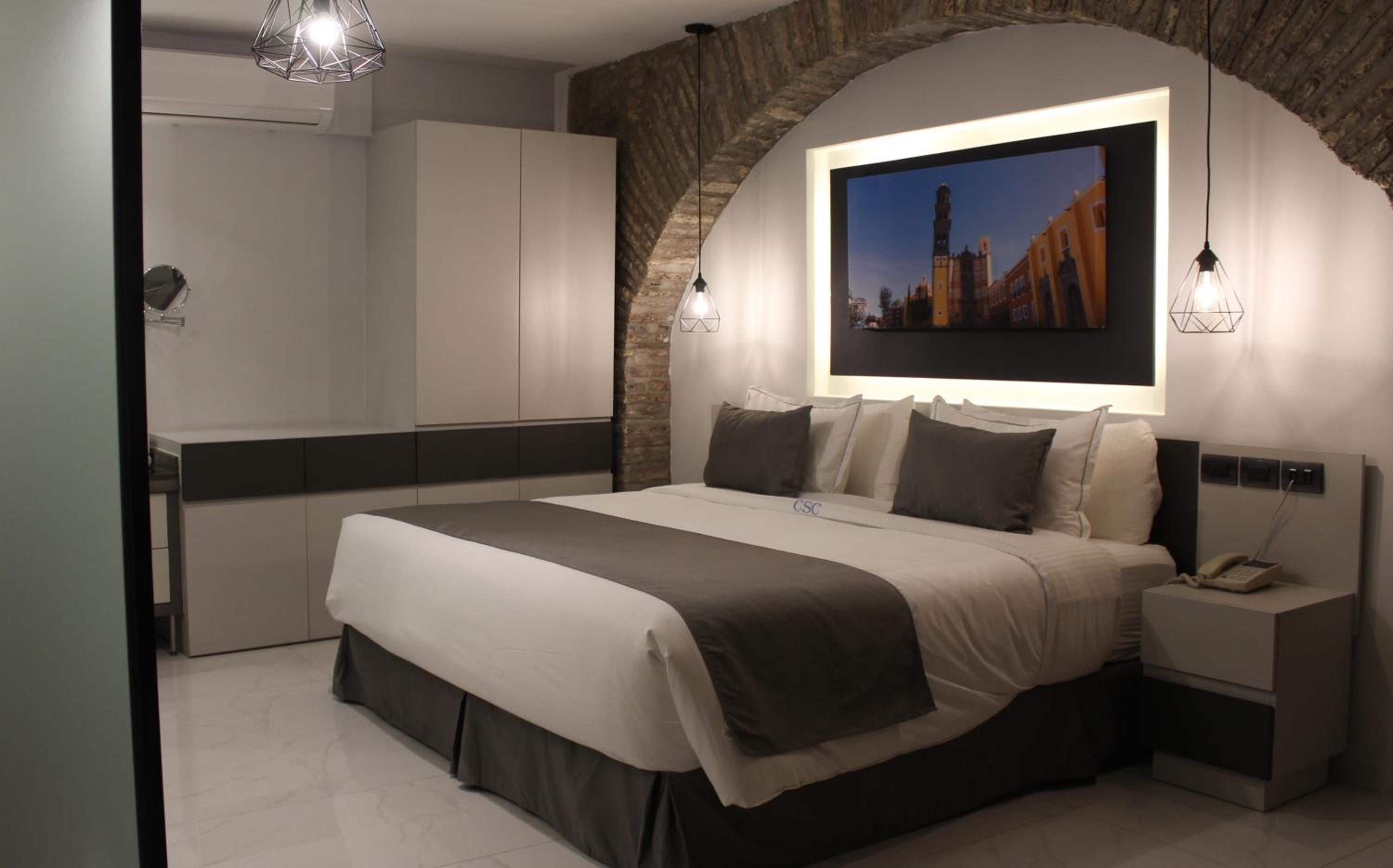 Deluxe King Suite - Photo 17