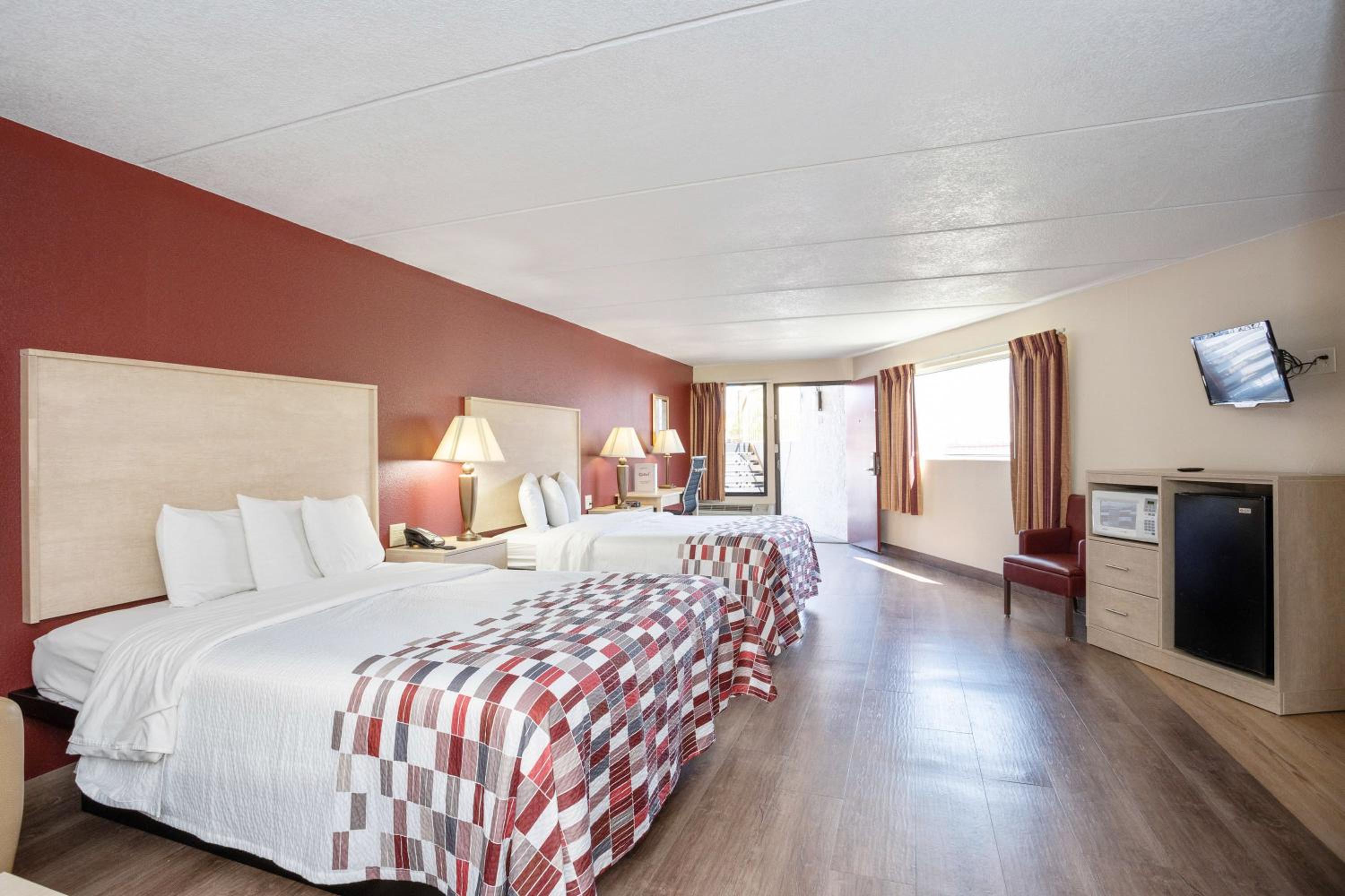 Suite Room with Two Queen Beds & One Twin Bed Non-Smoking photo 1