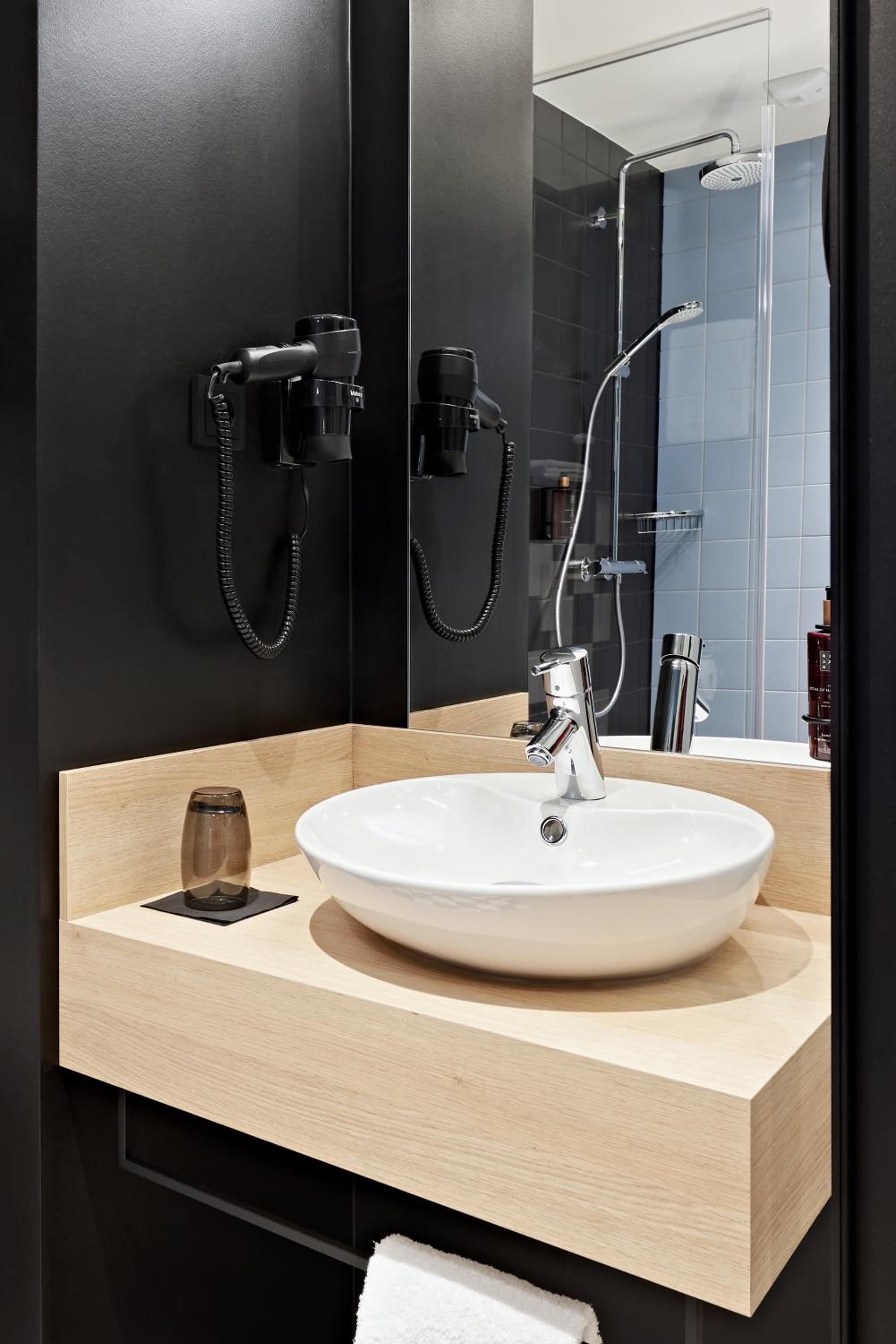 Standard Twin Room - Photo 3