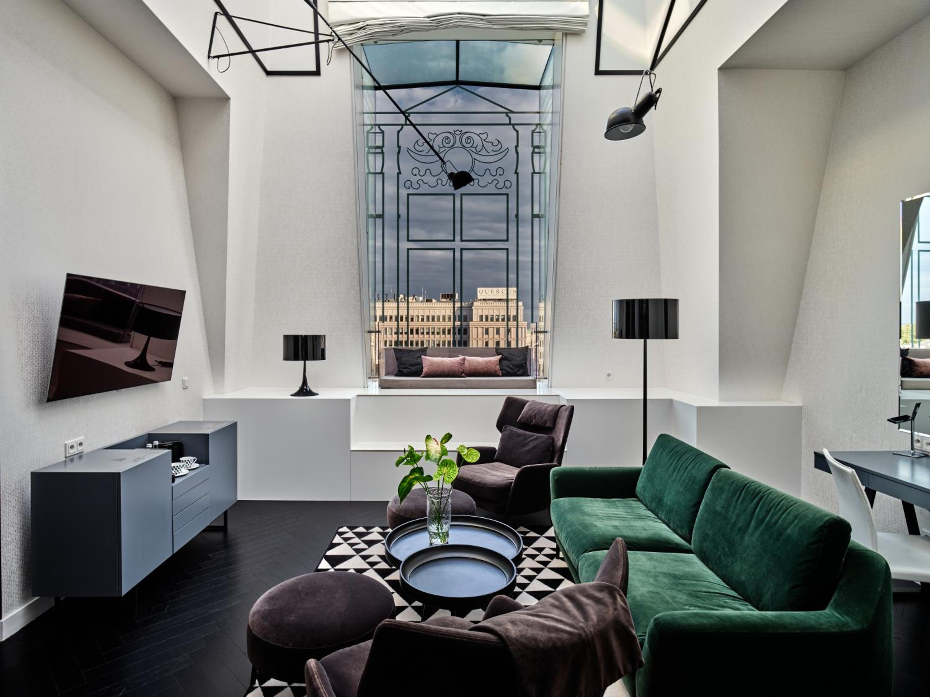 One-Bedroom King Suite with City View photo 1