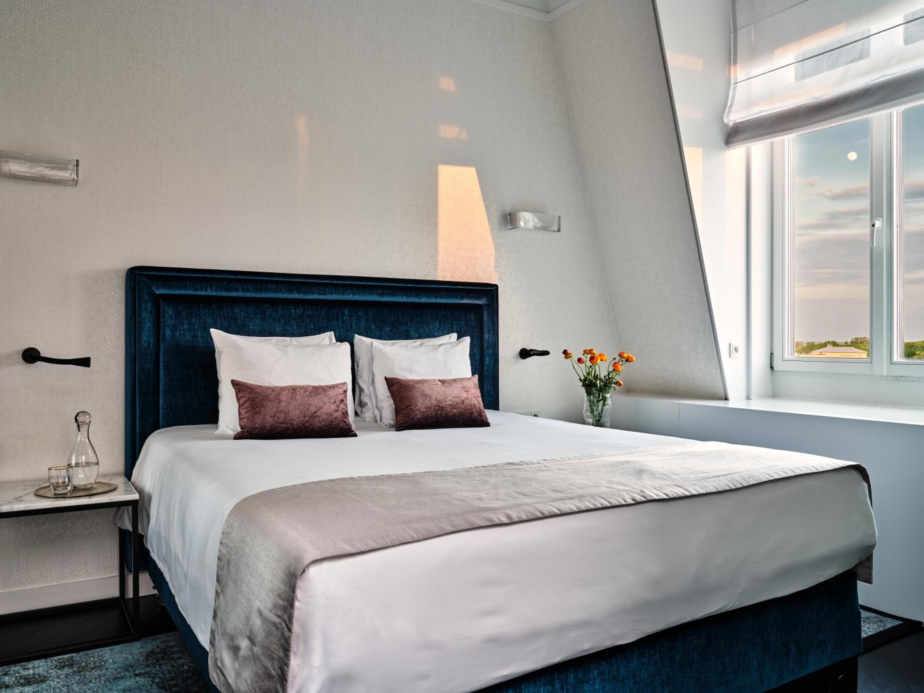 One-Bedroom King Suite with City View photo 2