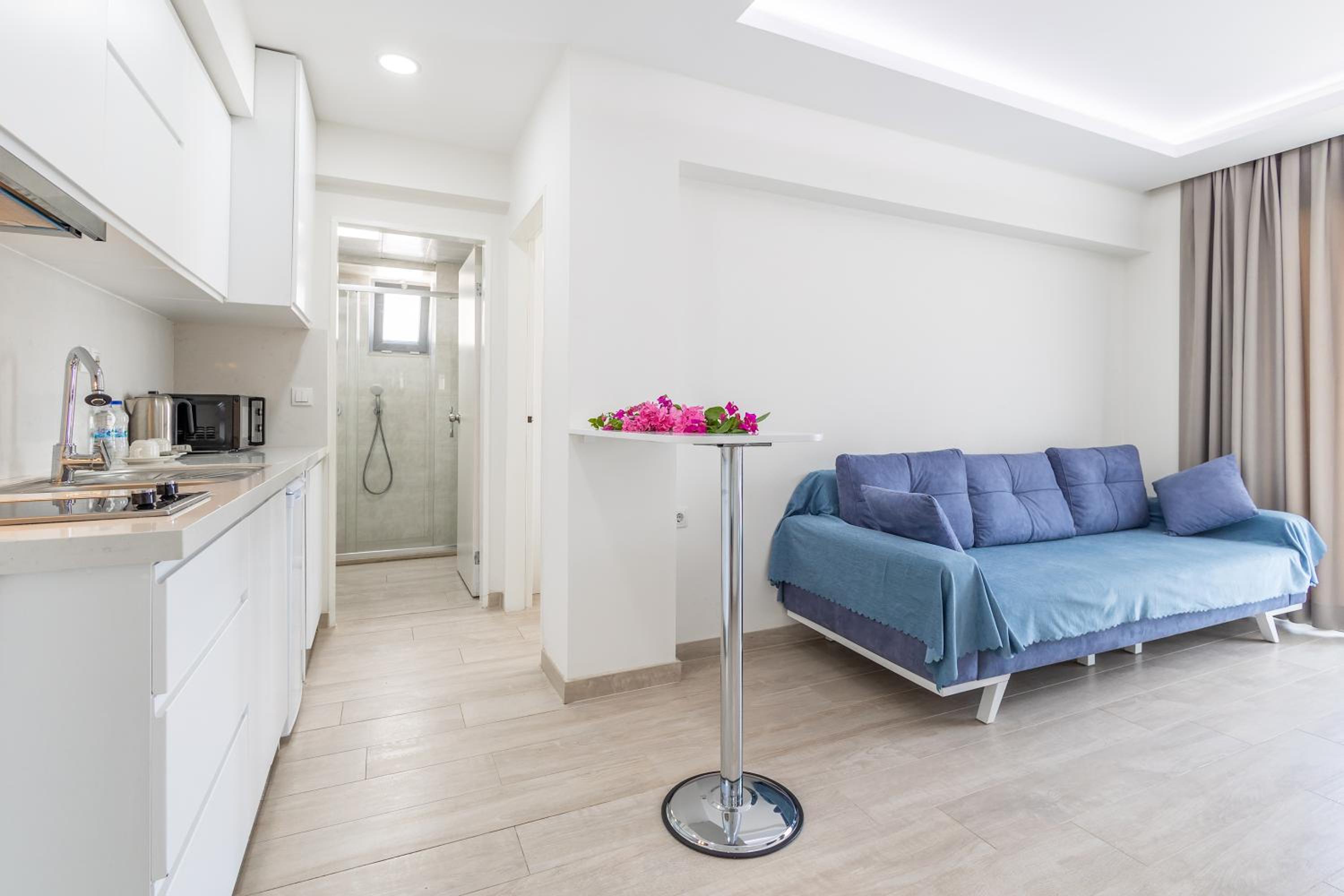 Suite with Balcony - Photo 7