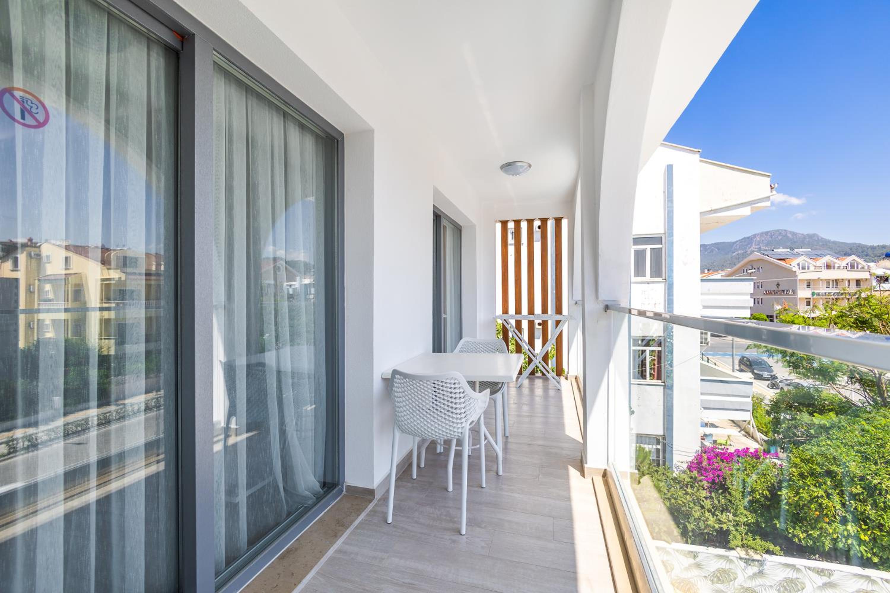 Suite with Balcony - Photo 18