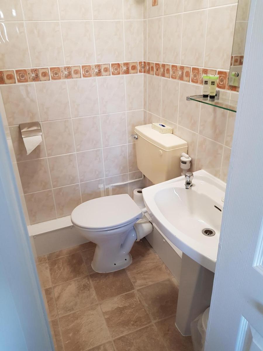 Twin Room with Private Bathroom photo 3