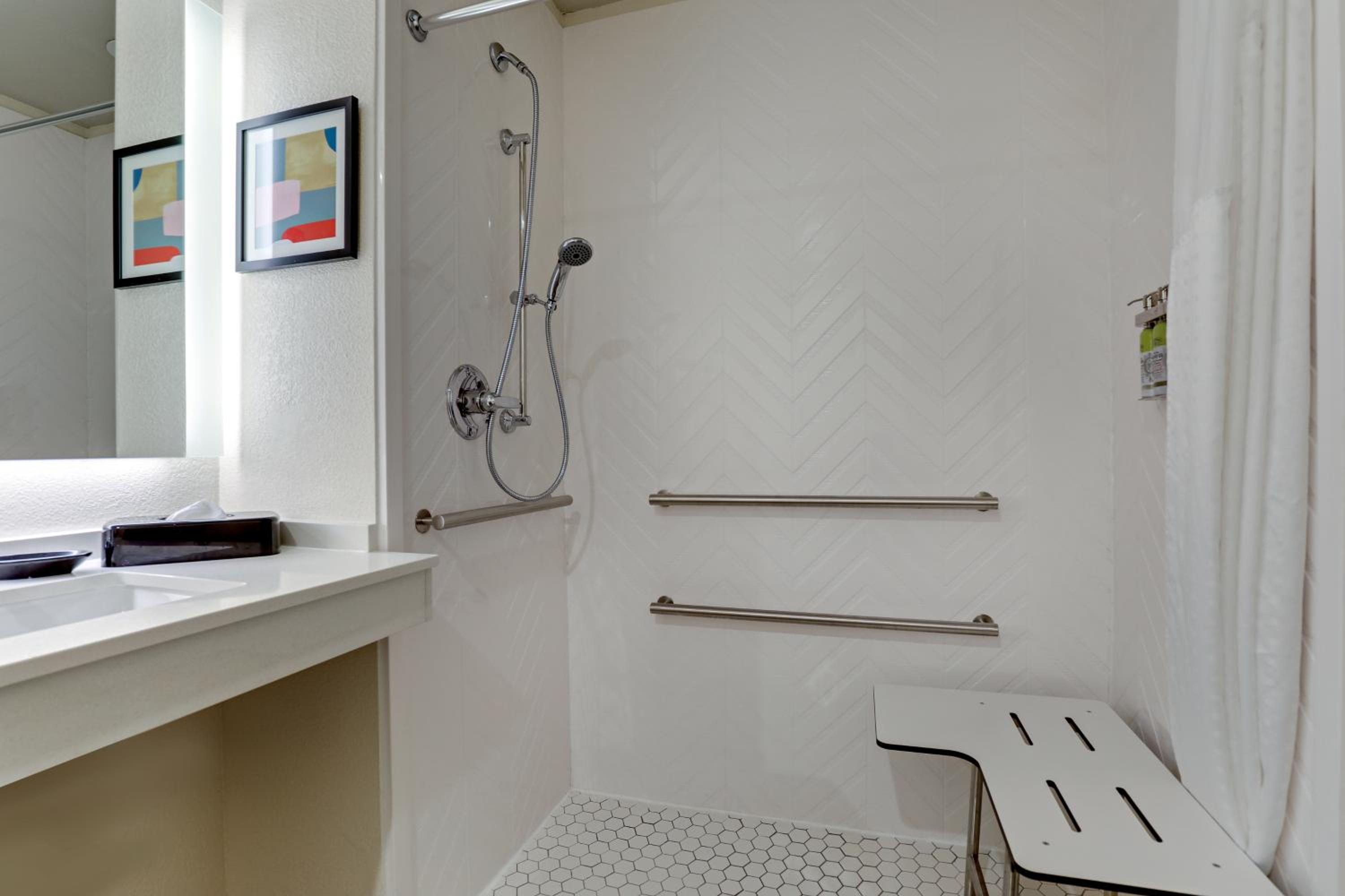 Standard King Room with Roll-in Shower - Mobility Accessible - Photo 2