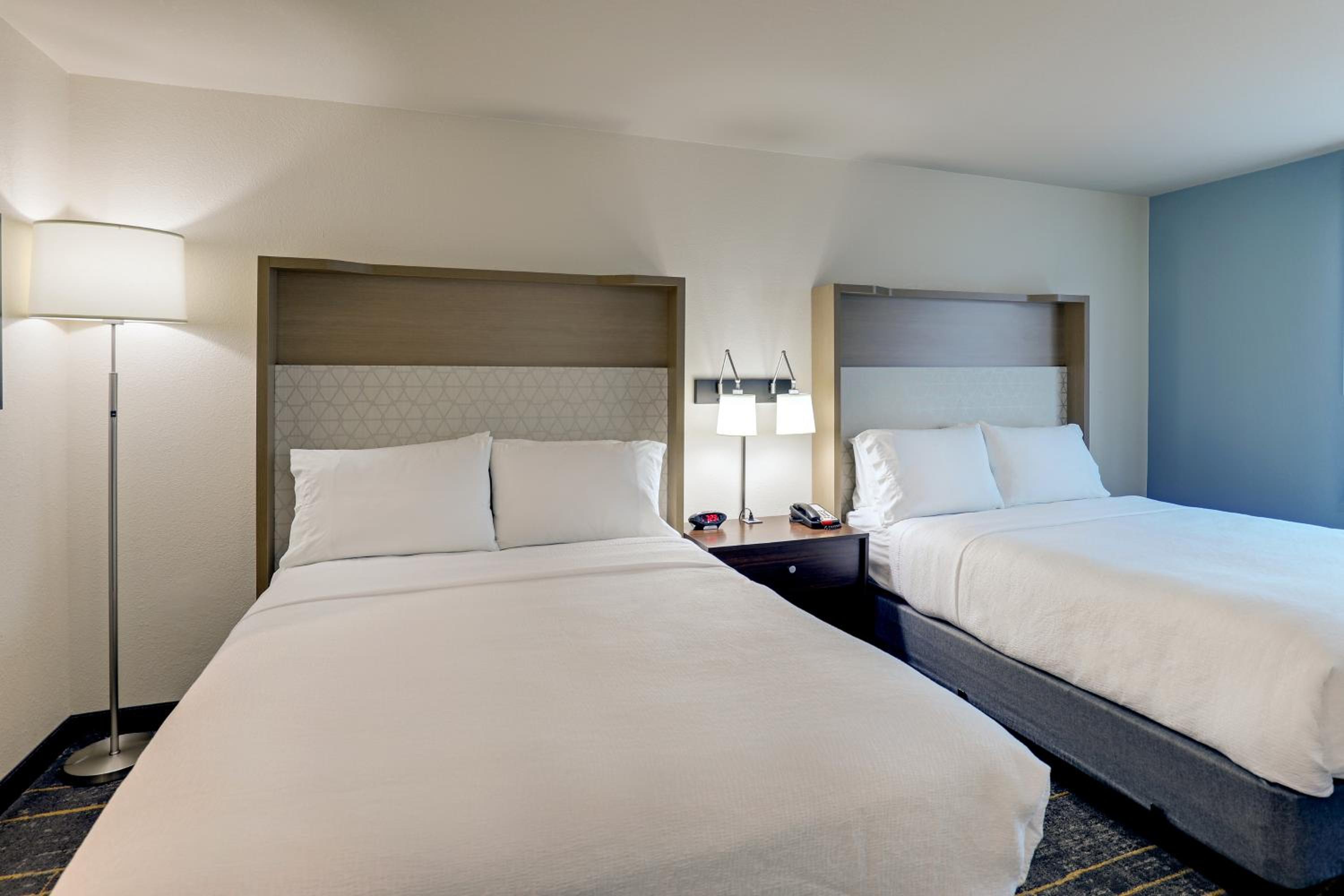Standard Queen Room with Two Queen Beds - Photo 2