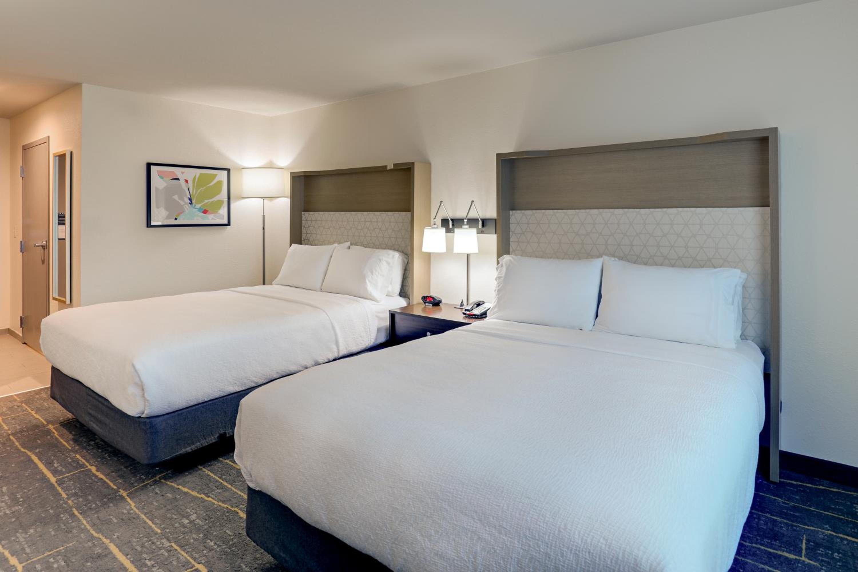 Standard Queen Room with Two Queen Beds - Photo 3