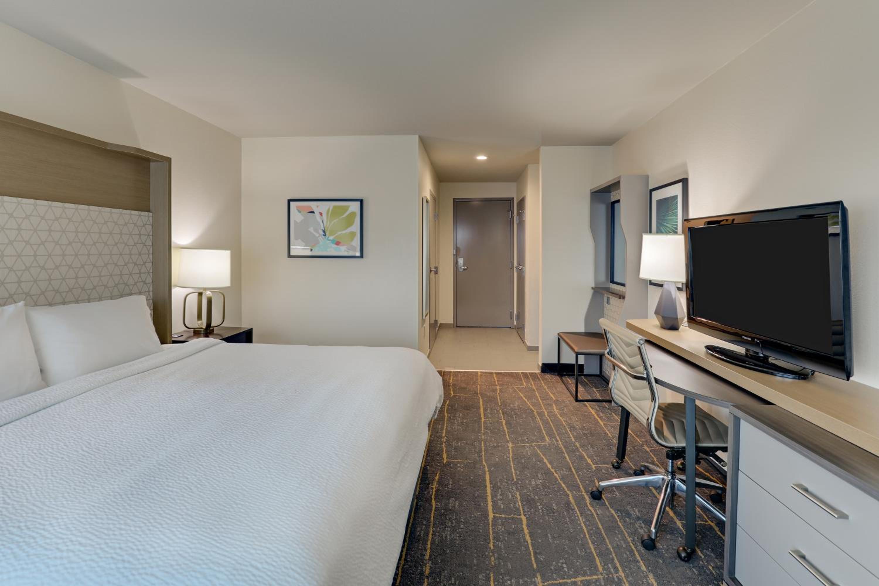Standard King Room - Photo 7