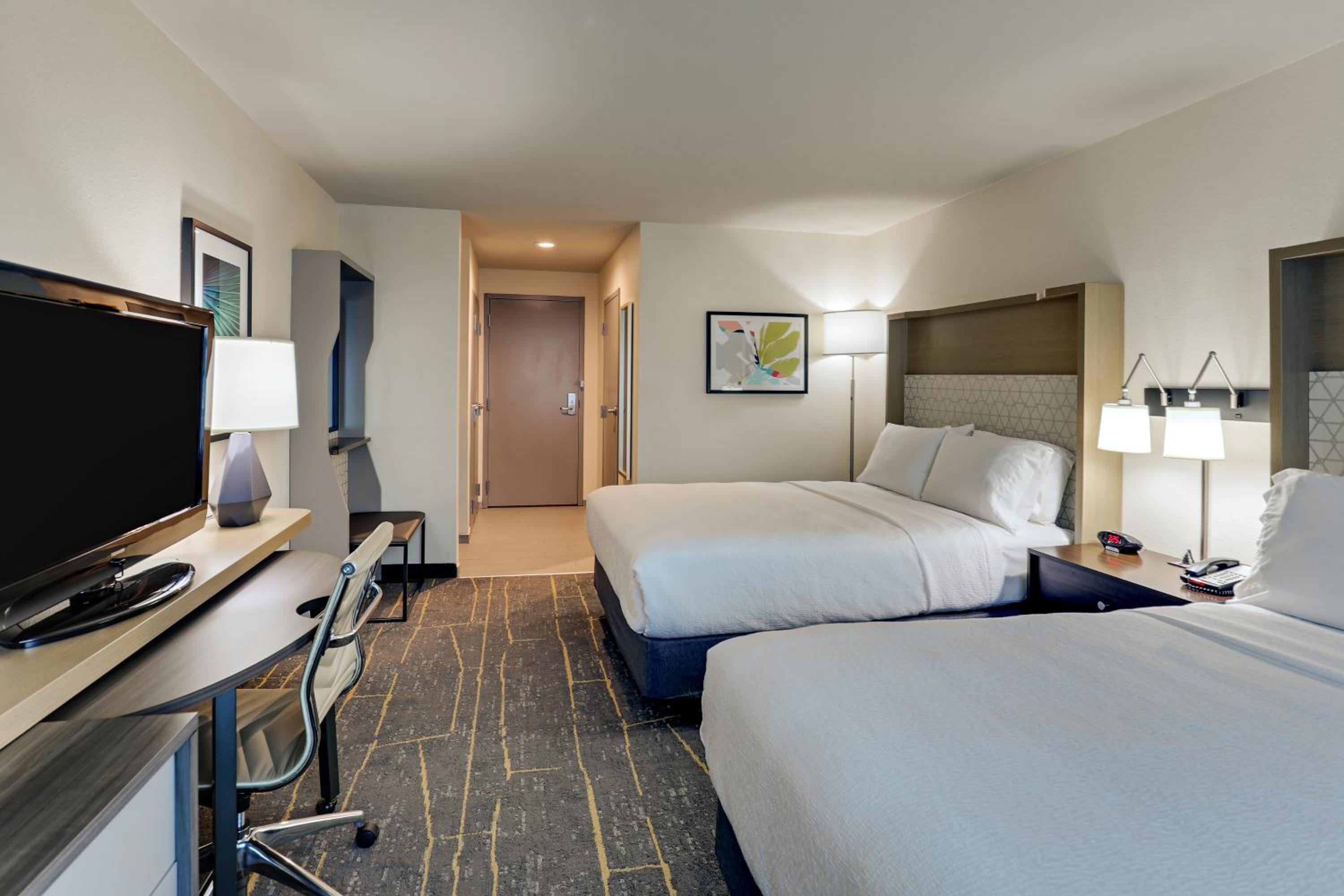 Standard Queen Room with Two Queen Beds - Photo 7