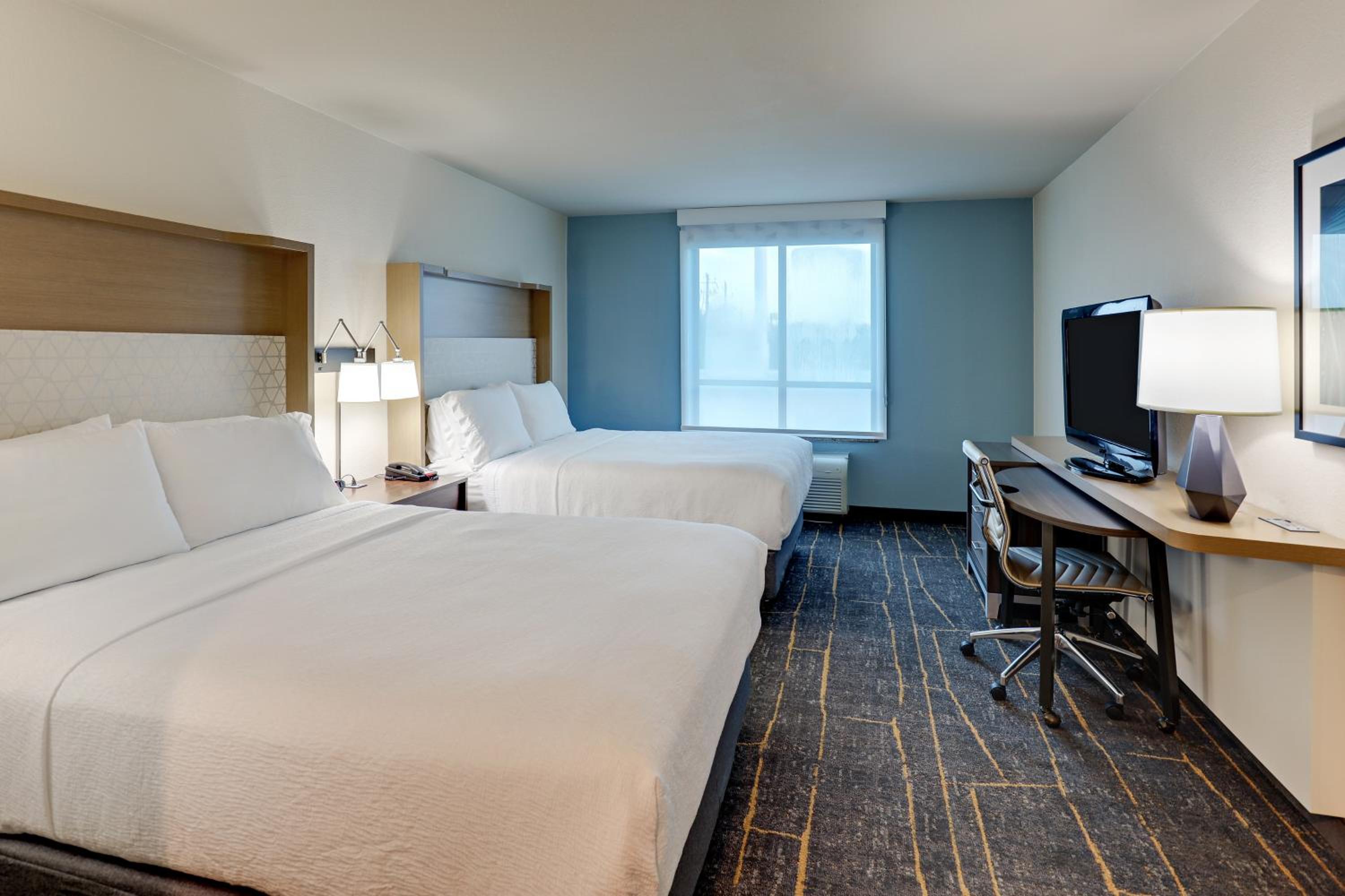 Standard Queen Room with Two Queen Beds - Photo 8