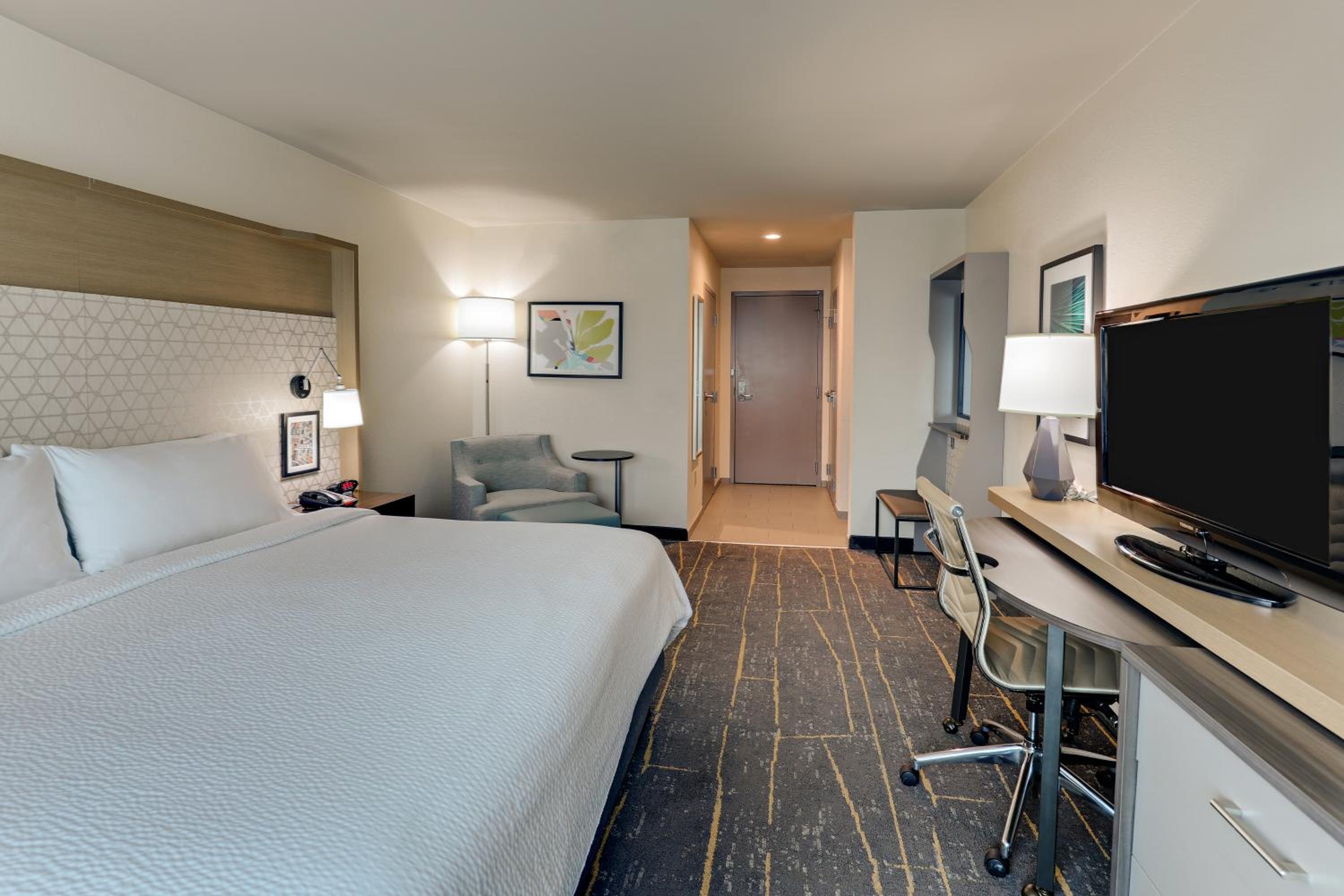 Standard King Room - Photo 5