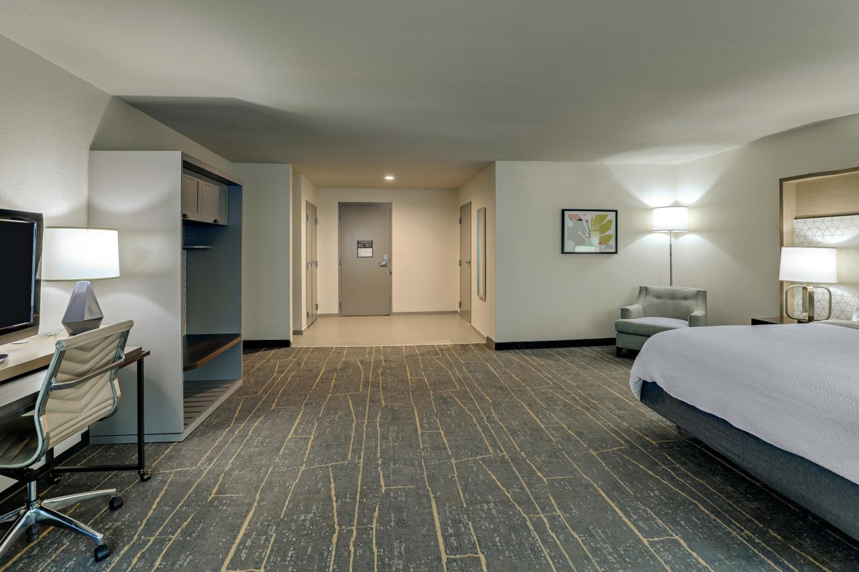 King Room - Mobility Access/Hearing Accessible - Photo 3