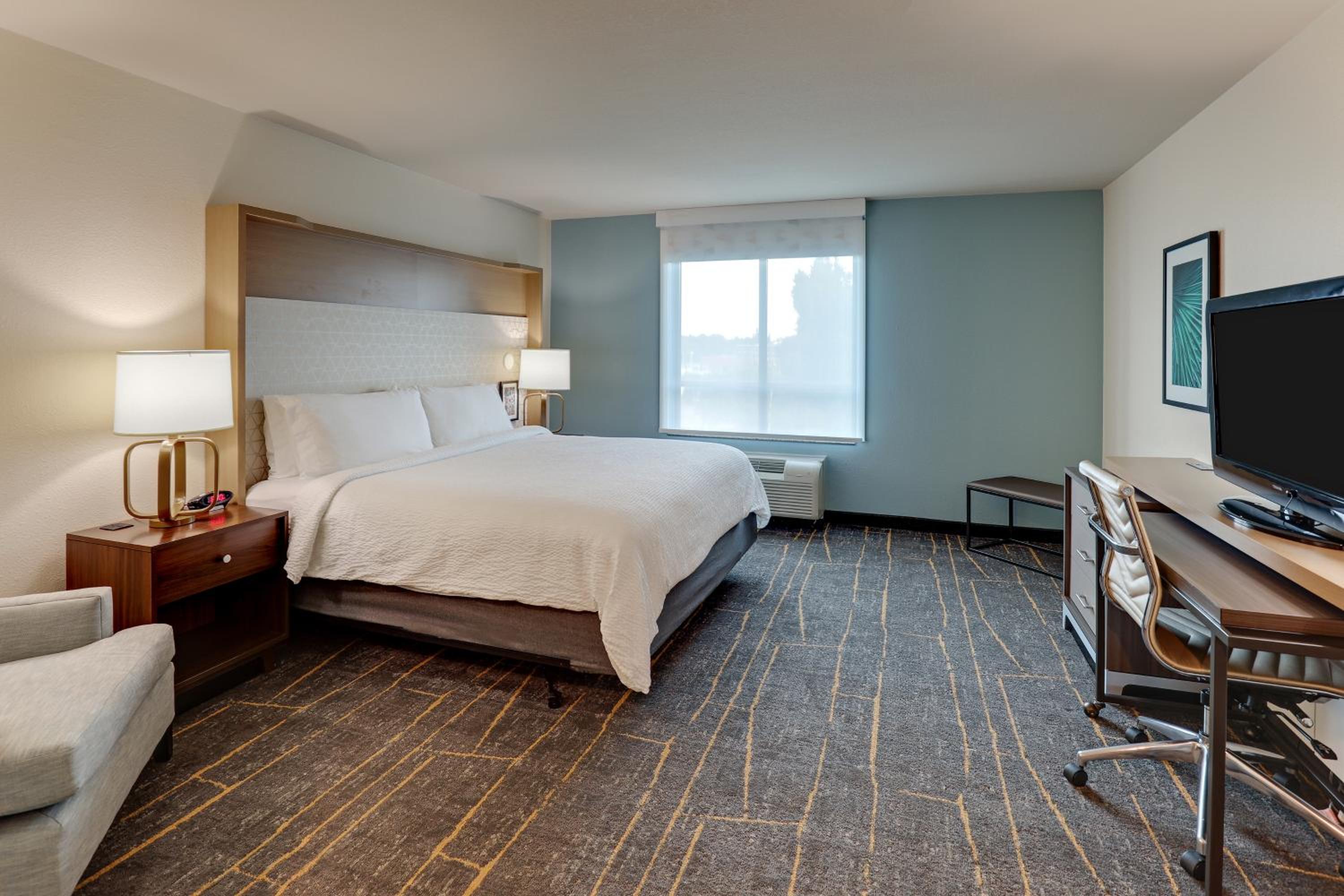 Standard King Room - Photo 15