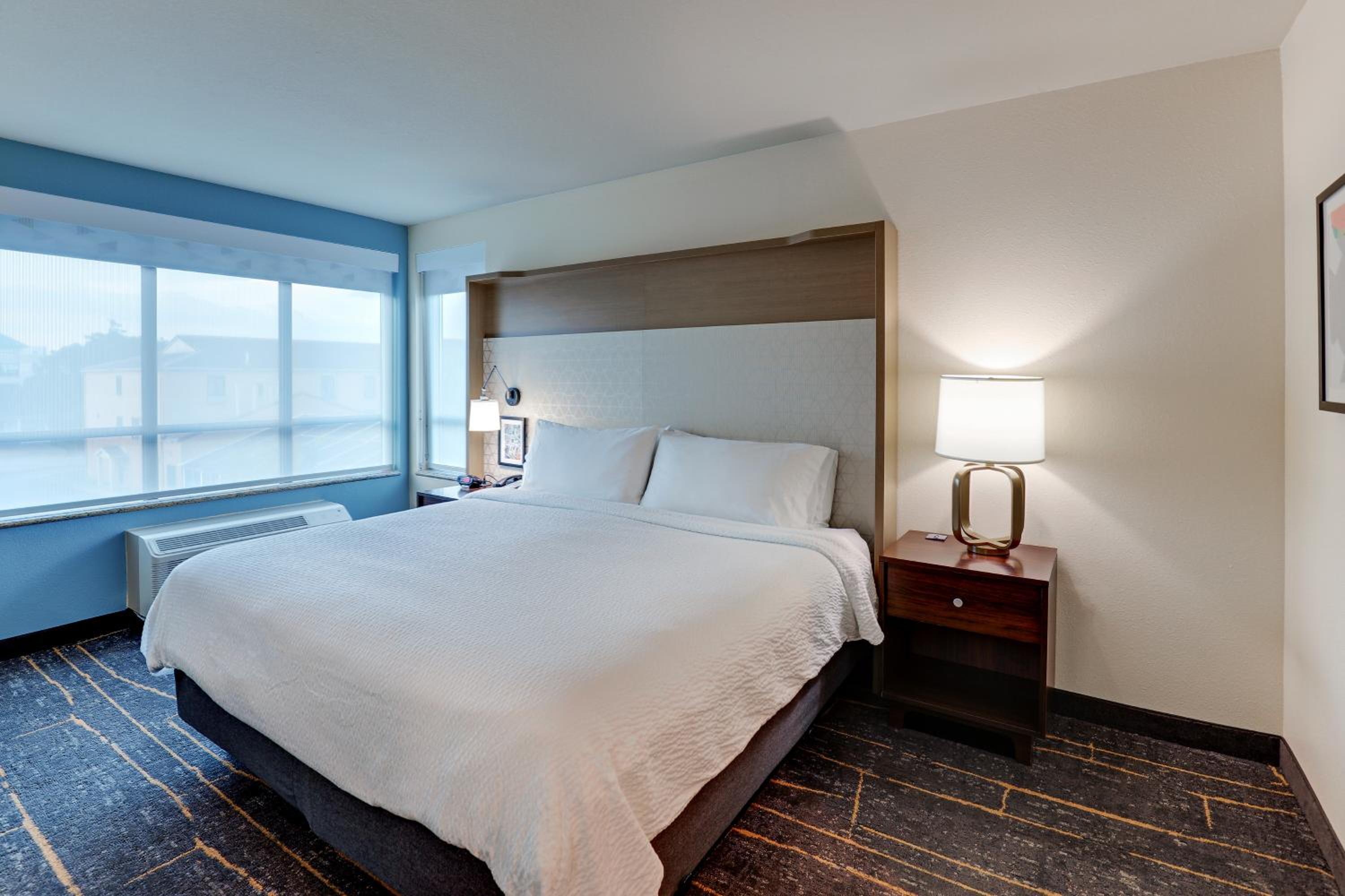 Standard King Room - Photo 16