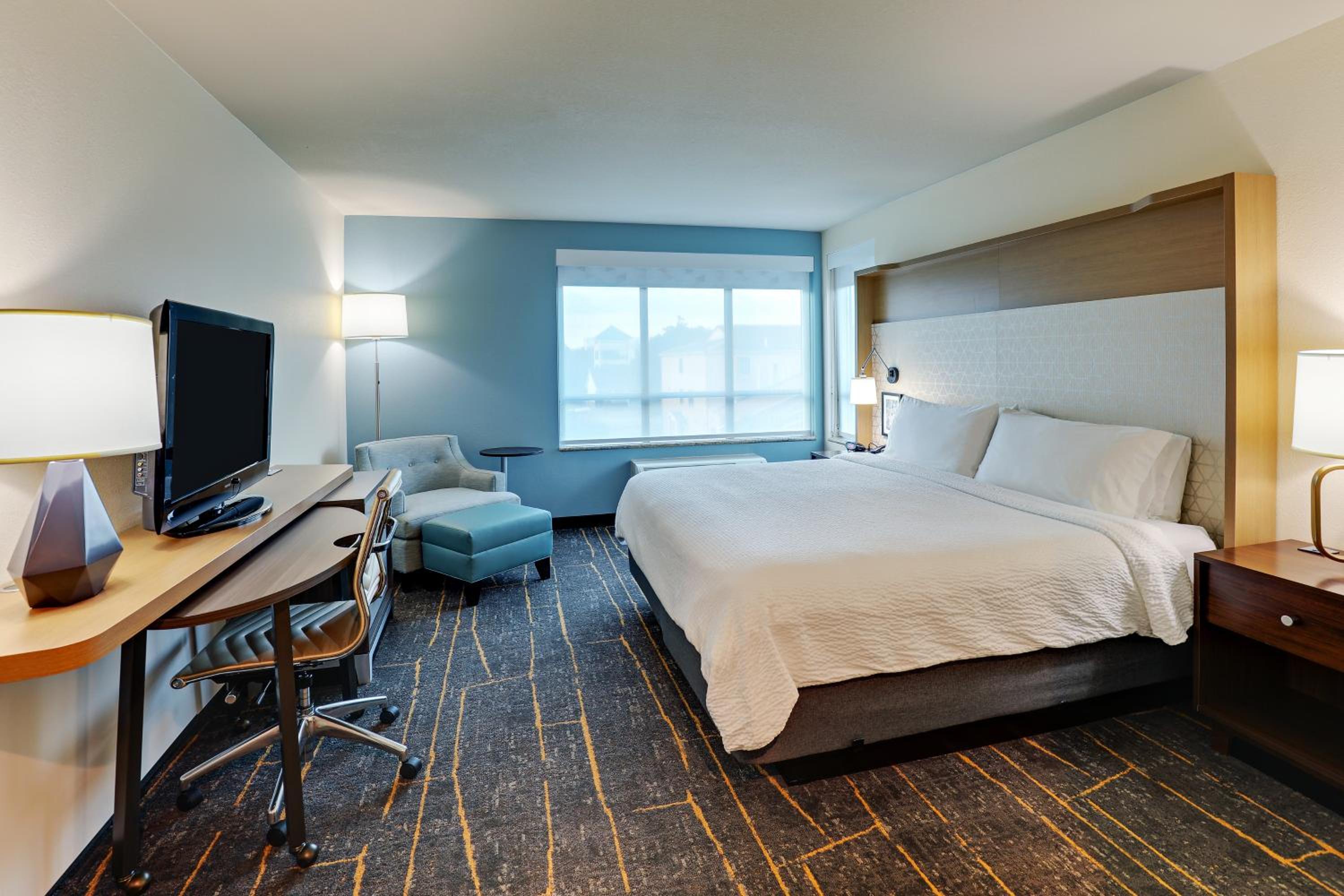 Standard King Room - Photo 17