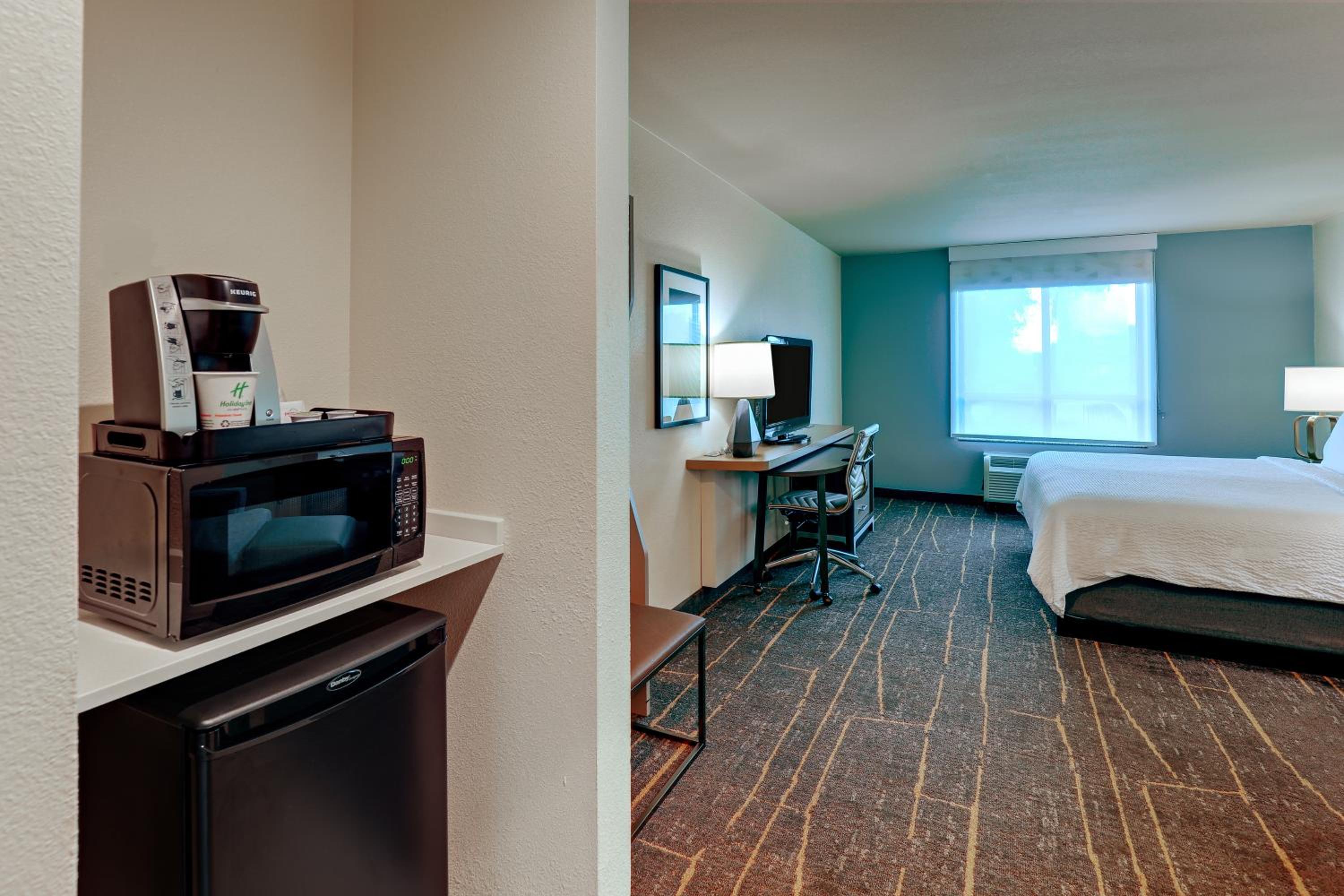 Standard King Room - Photo 11