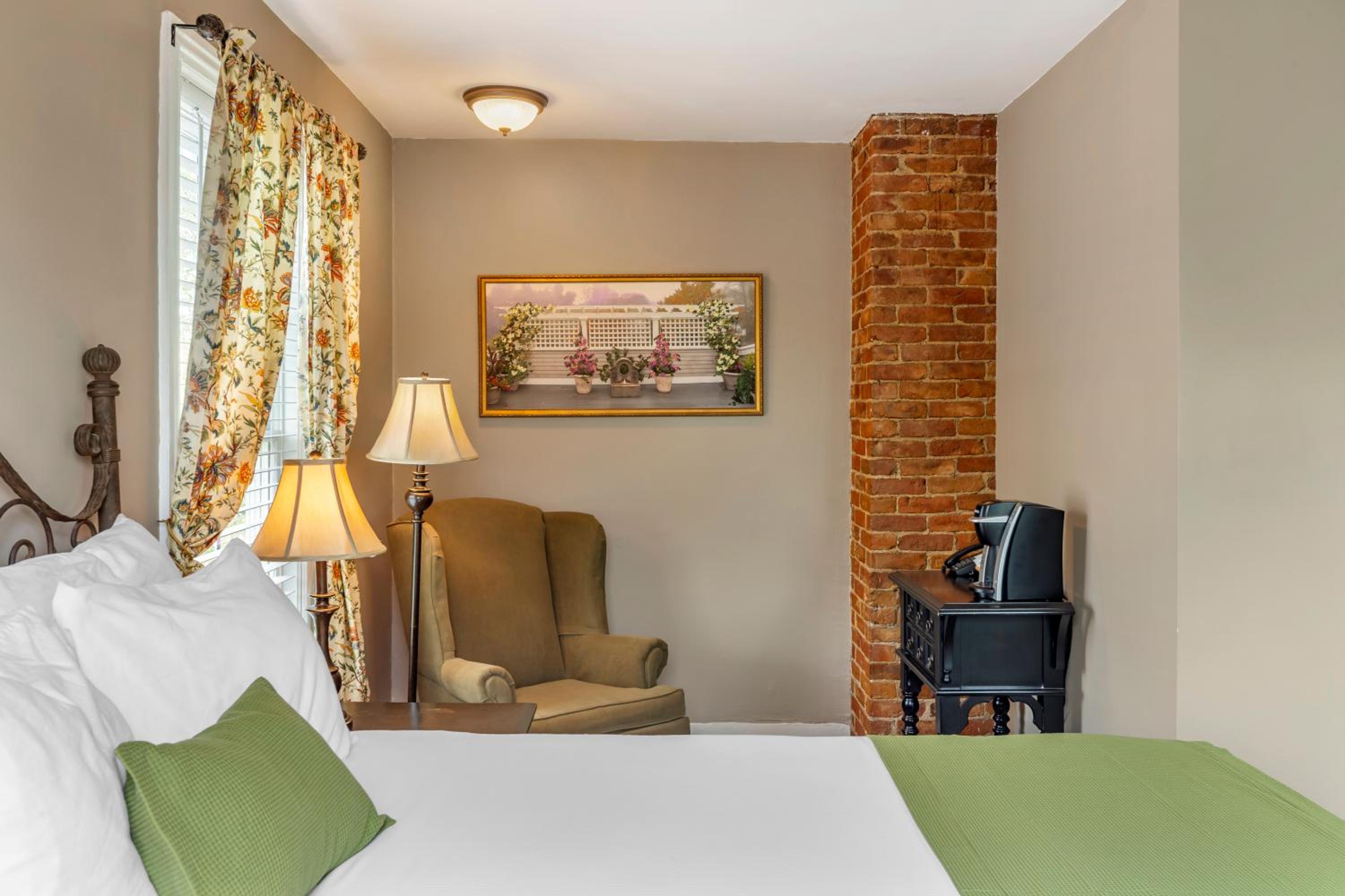 Double Room - Non-Smoking  - Photo 5