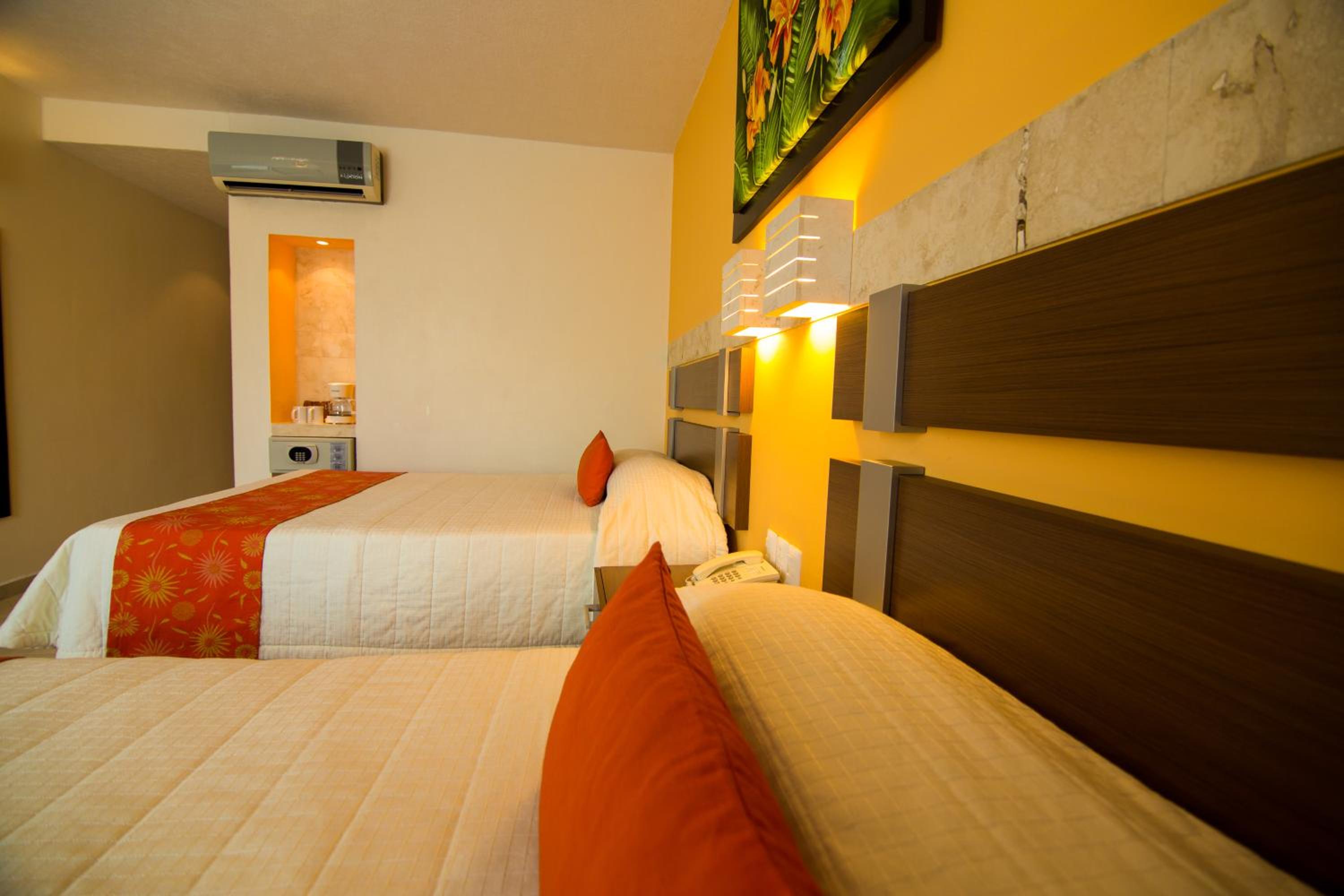Twin Room with City View - Photo 3