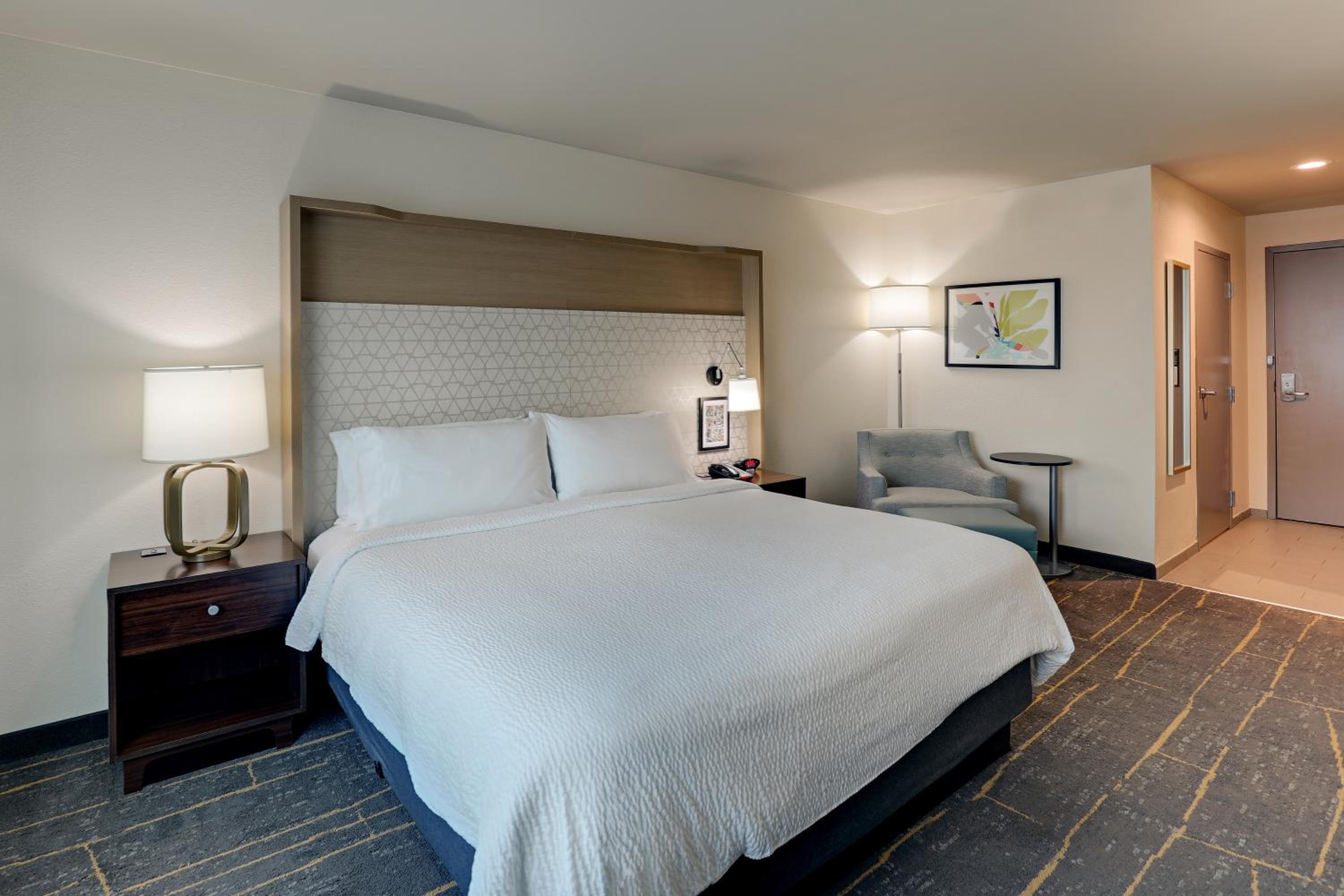 Standard King Room - Photo 9