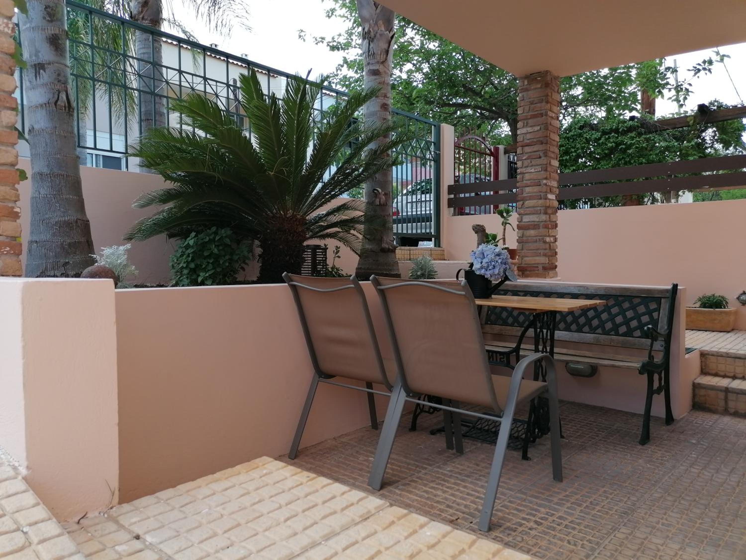One-Bedroom Apartment - Photo 2