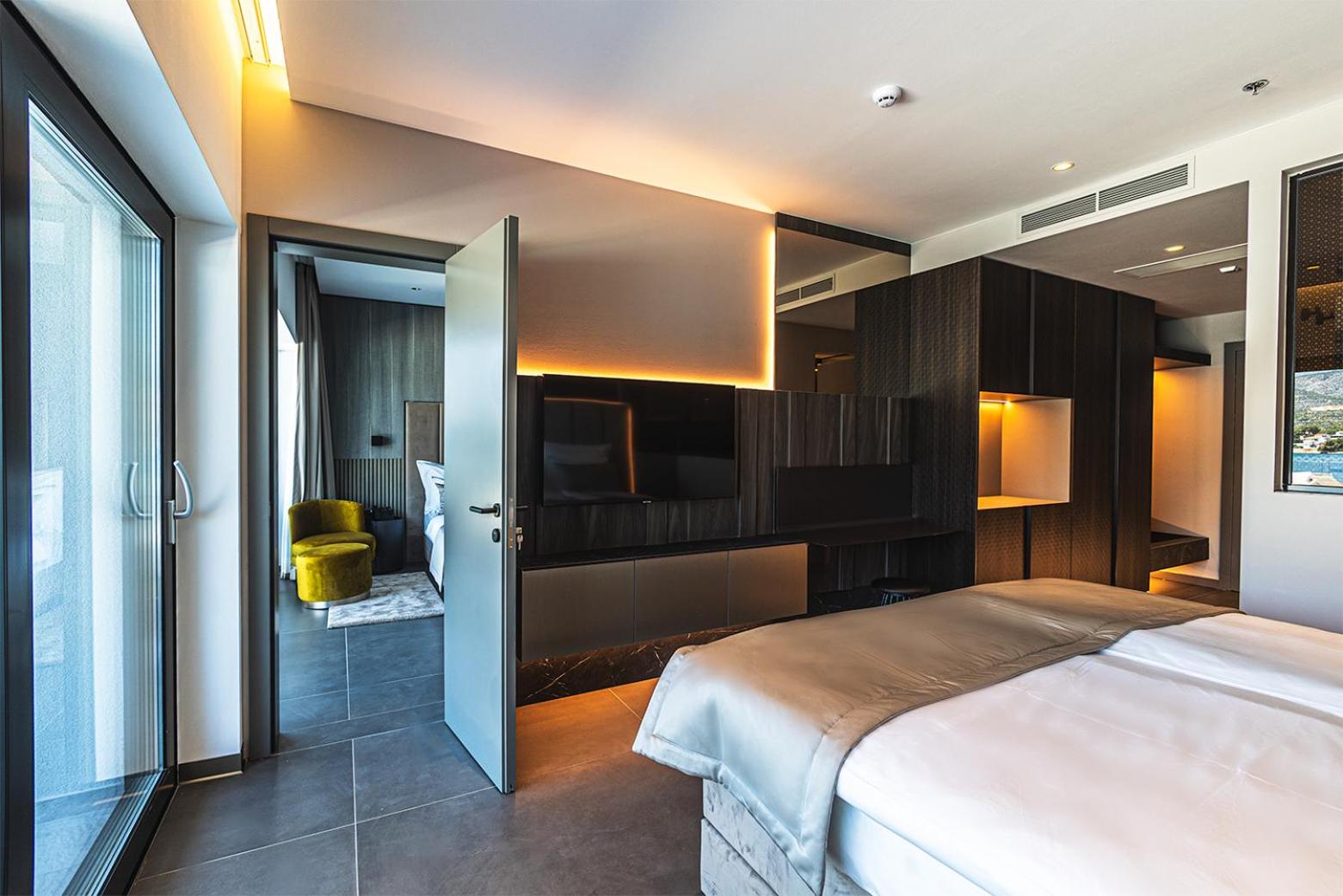 Deluxe Family Suite - Photo 3