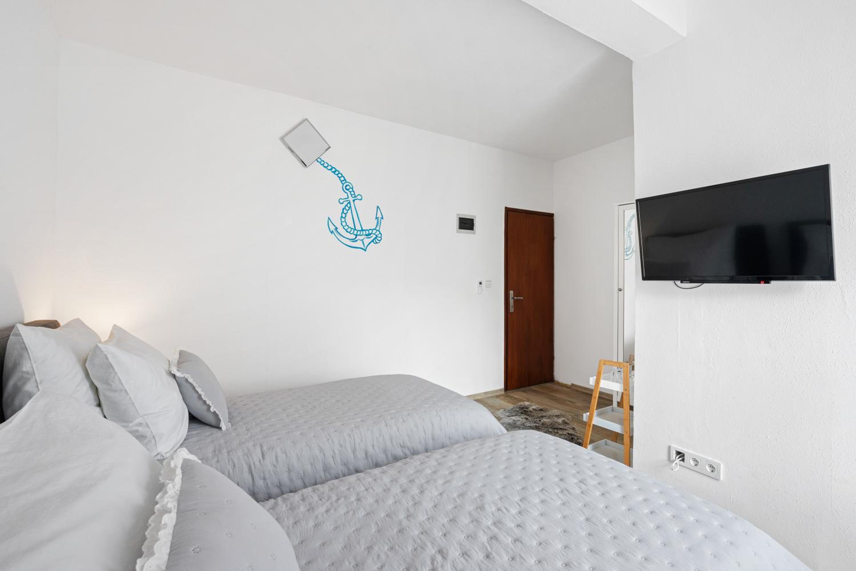 Standard Twin Room - Photo 4