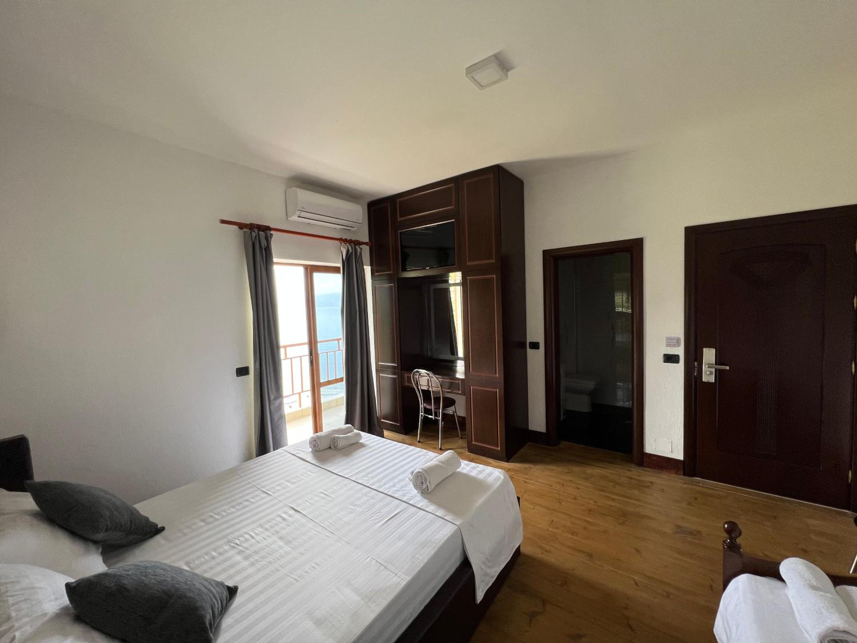 Triple Room with Lake View photo 2