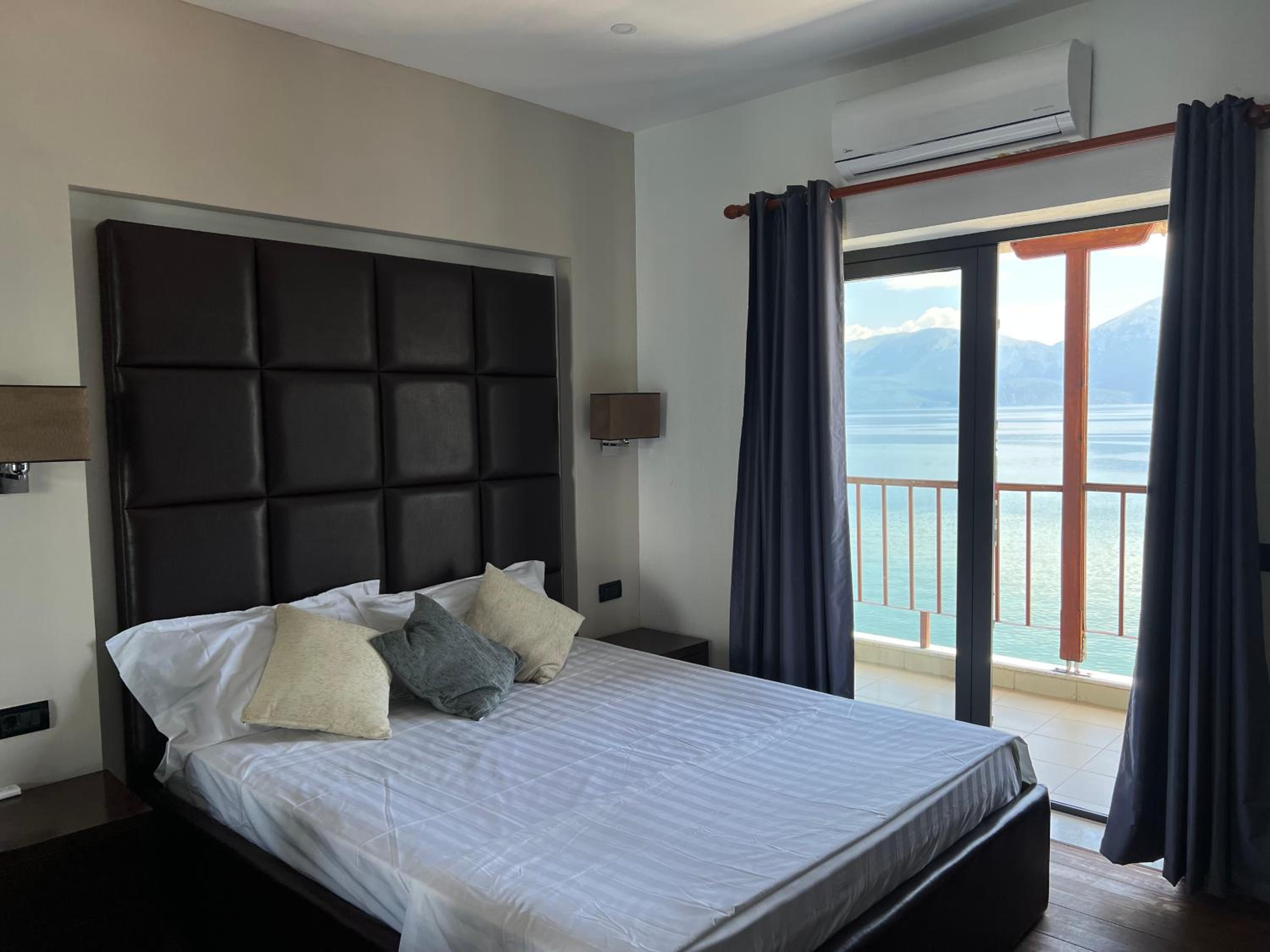 Double Room with Lake View photo 2