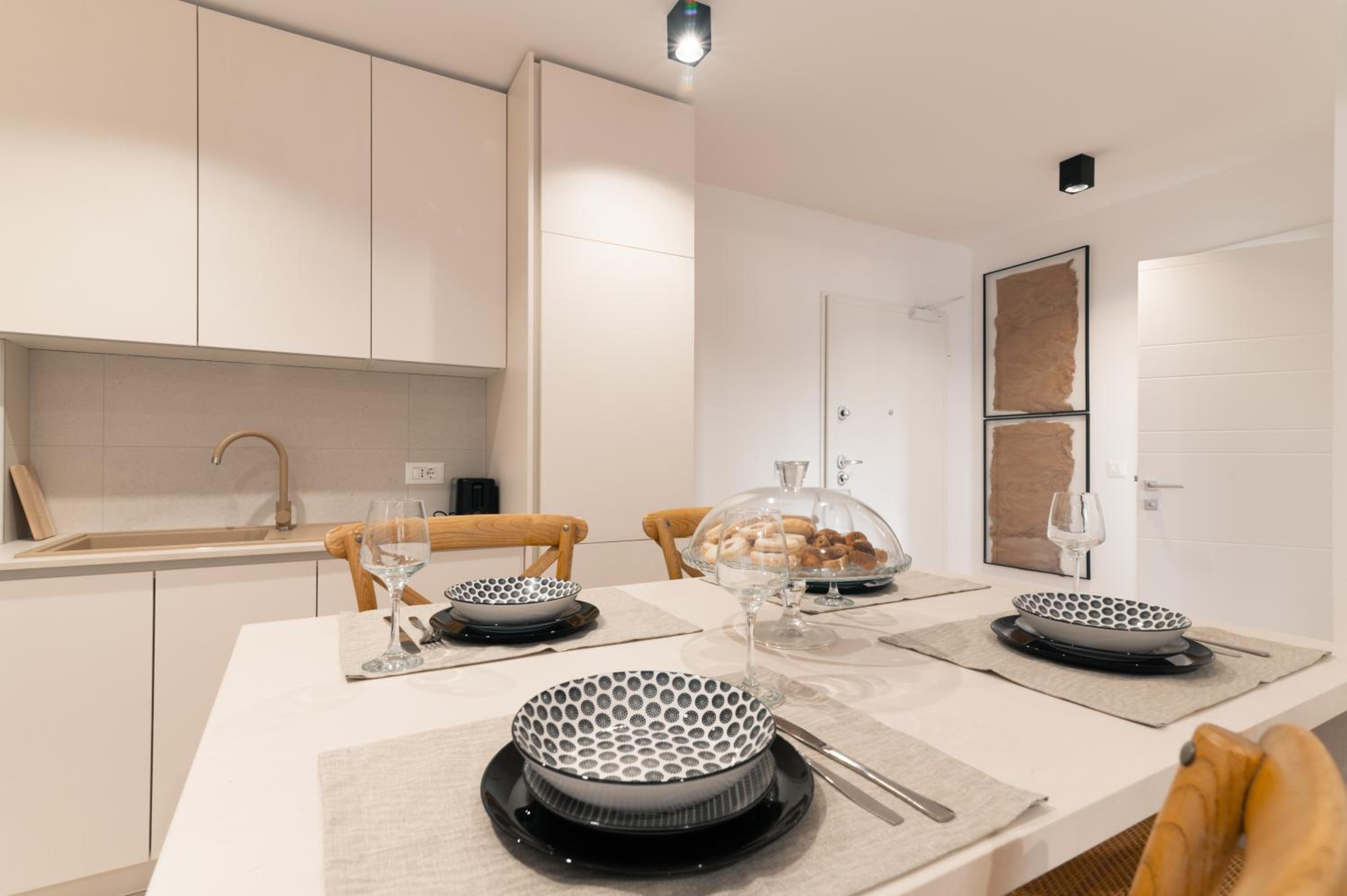 One-Bedroom Apartment - Photo 2