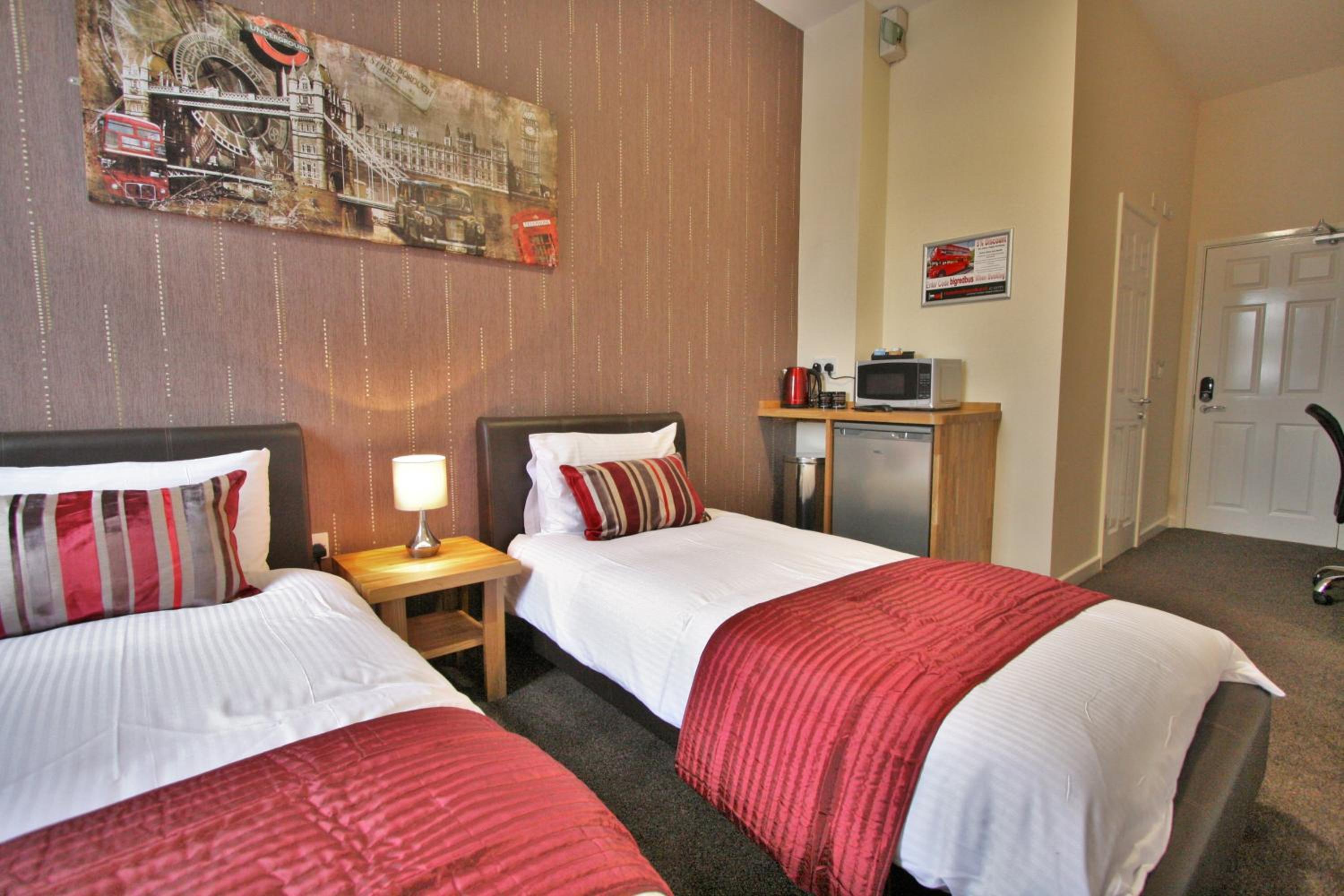 Twin Room - Photo 3