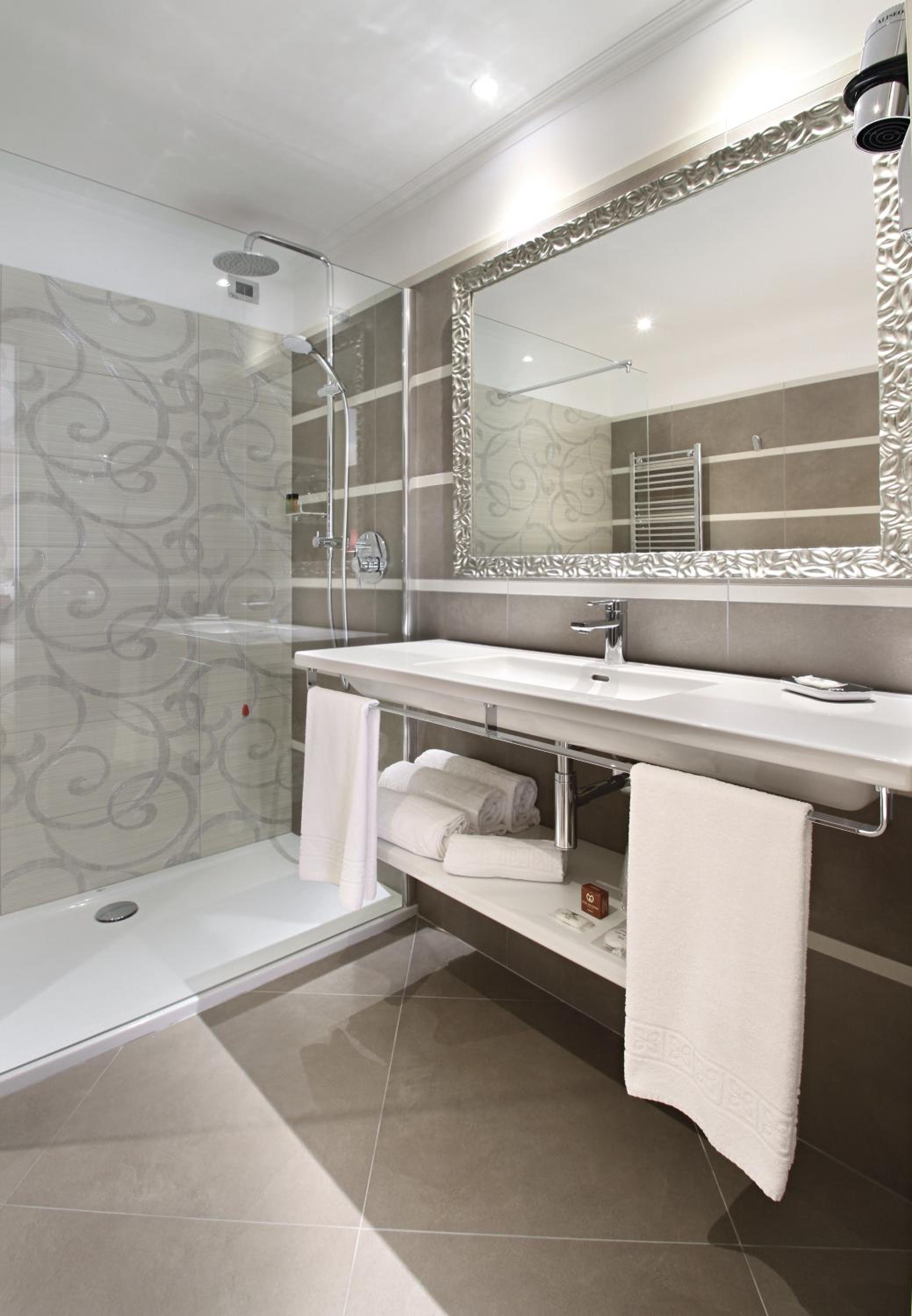 Deluxe Double Room - Photo 7
